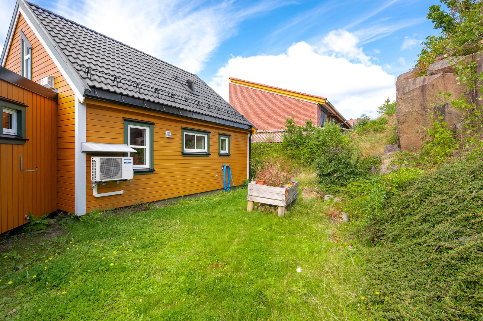 Bakside med skjermet hage for seg selv. Ny utvendig kledning (2024) og 3-lags vinduer (2024), TG1. Galleribilde