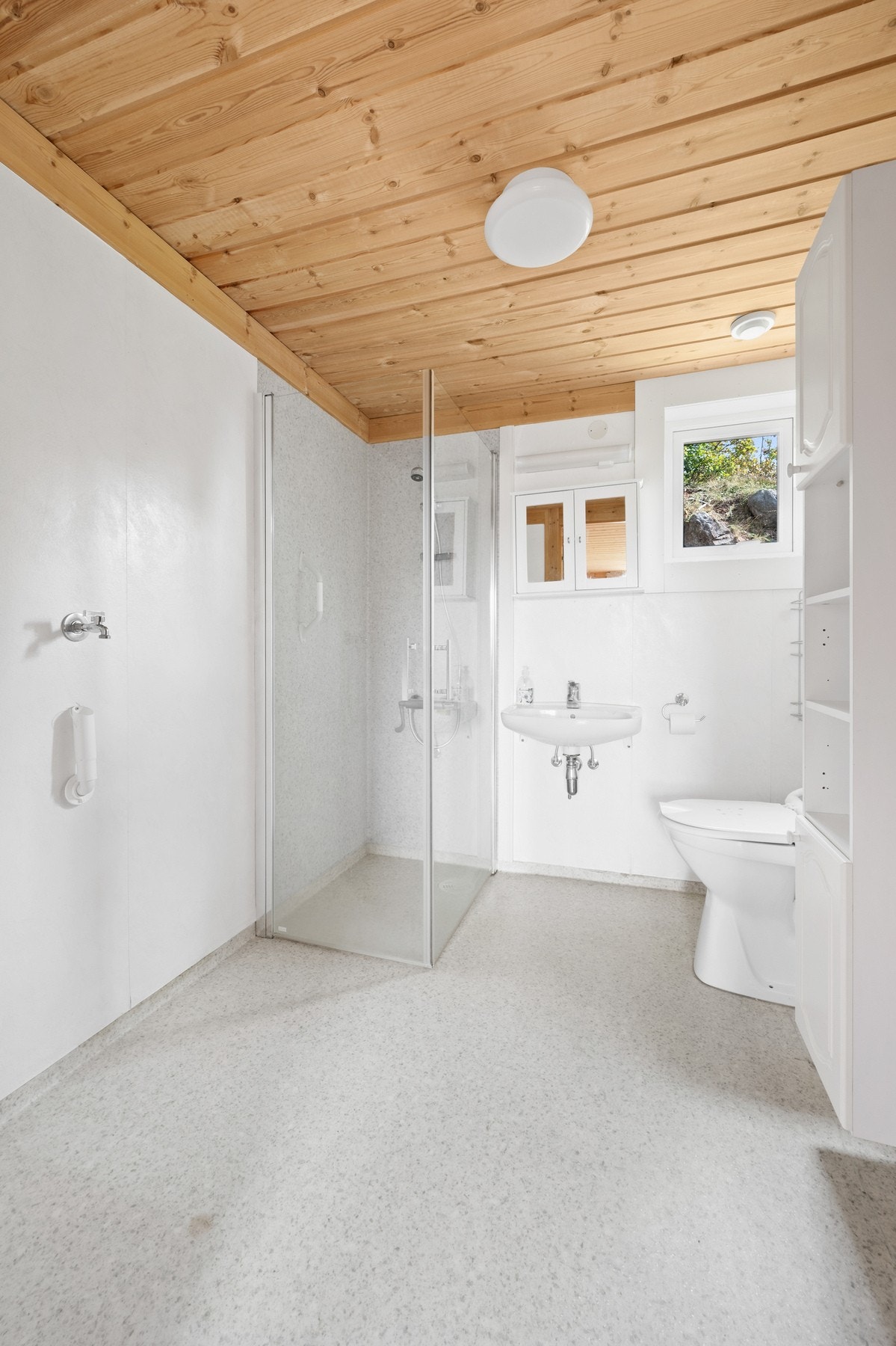 Bad fra byggeåret med gulvbelegg og våtromsbelegg på vegger. Innredet med toalett, dusjhjørne, servant og opplegg for vaskemaskin. Balansert ventilasjon. Galleribilde