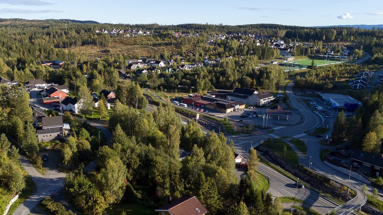Nærmeste dagligvarebutikk er Kiwi og Rema, som ligger i gangavstand fra tomta. Galleribilde