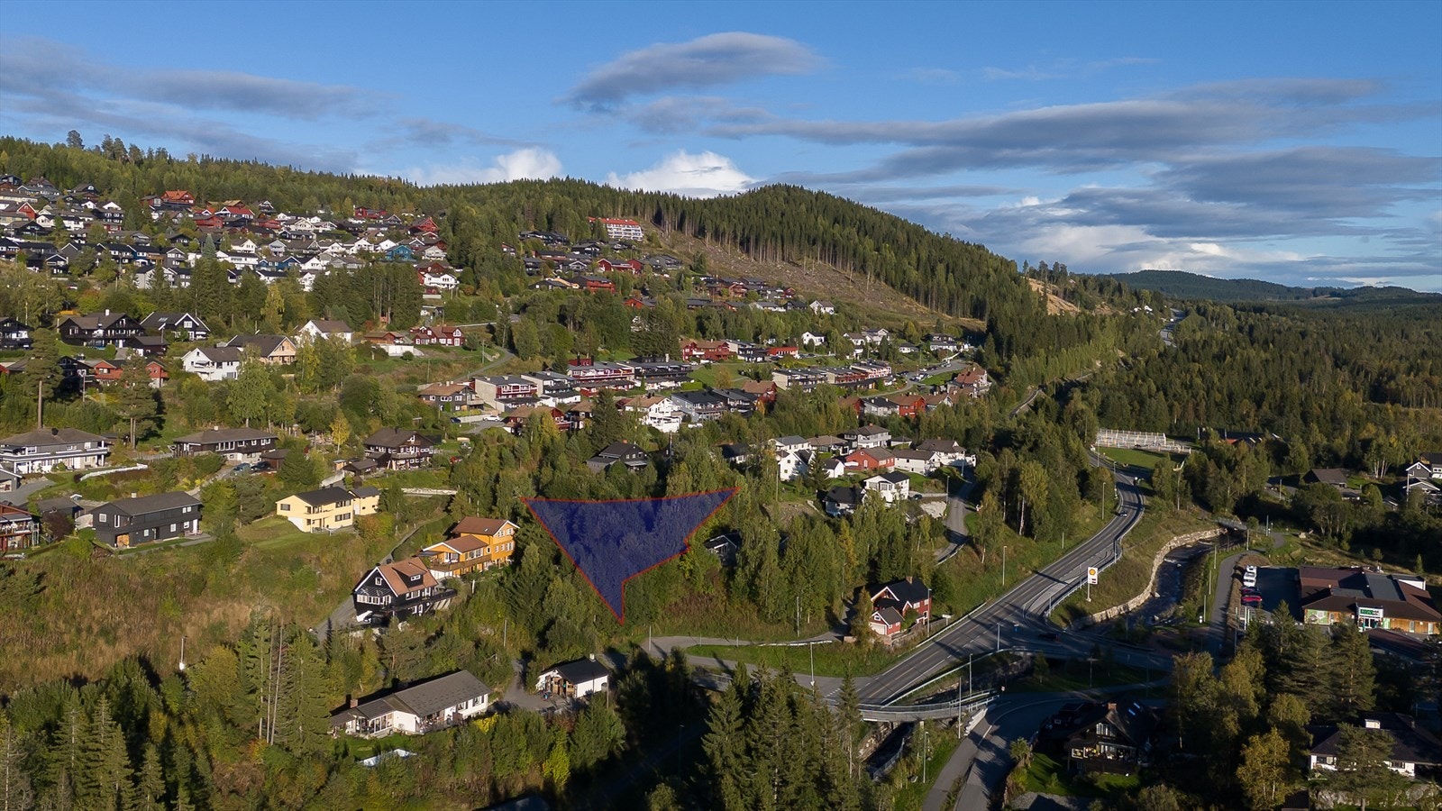 Tomta er beliggende ca. 4 km. opp fra Lillehammer sentrum. Galleribilde
