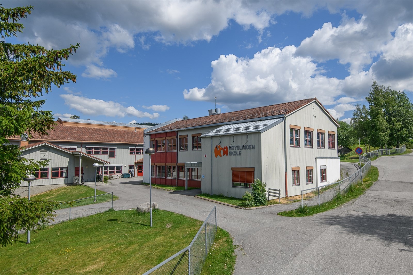 Trygg gangveg til både barnehage og barneskole. Galleribilde