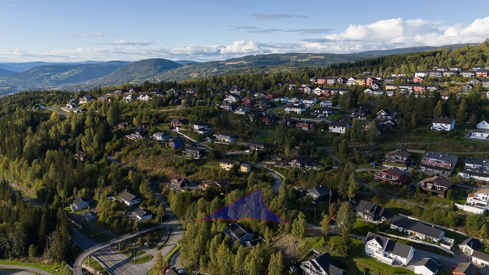 Tomta ligger sentralt til i overgangen mellom Røyslimoen og Vårsetergrenda. Galleribilde