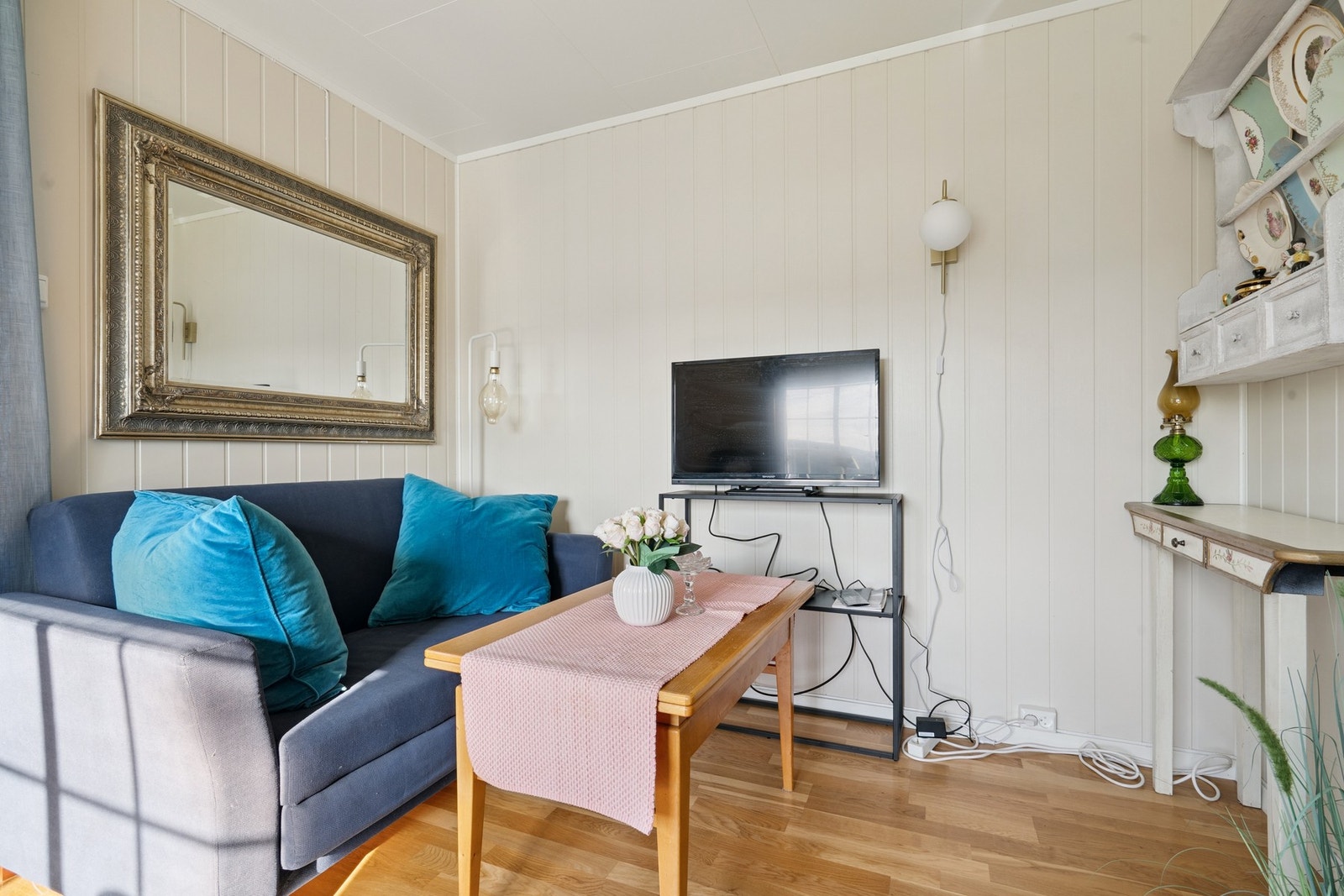 Stuen har plass til ulikt møblement og blir naturligvis boligens sosiale punkt. Galleribilde