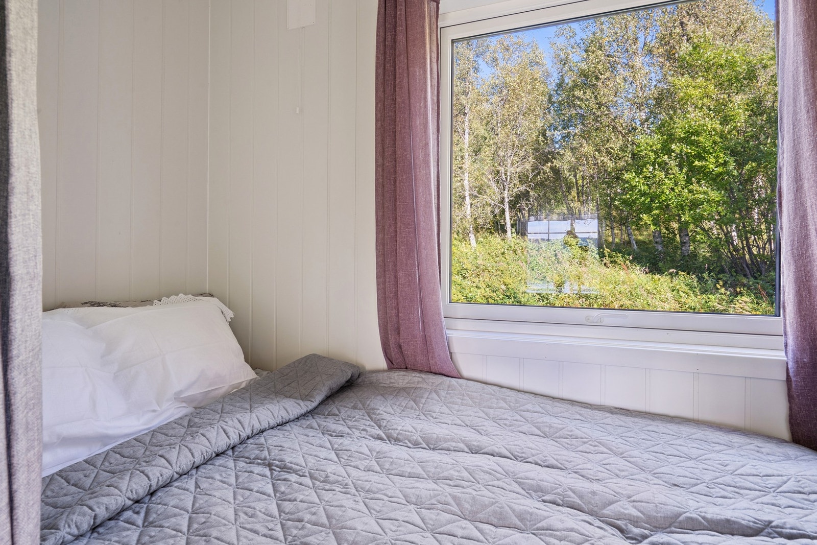 Soverom/sovealkove i tilknytning av kjøkken med plass til seng og med godt lysinnslipp fra stort vindu! Galleribilde