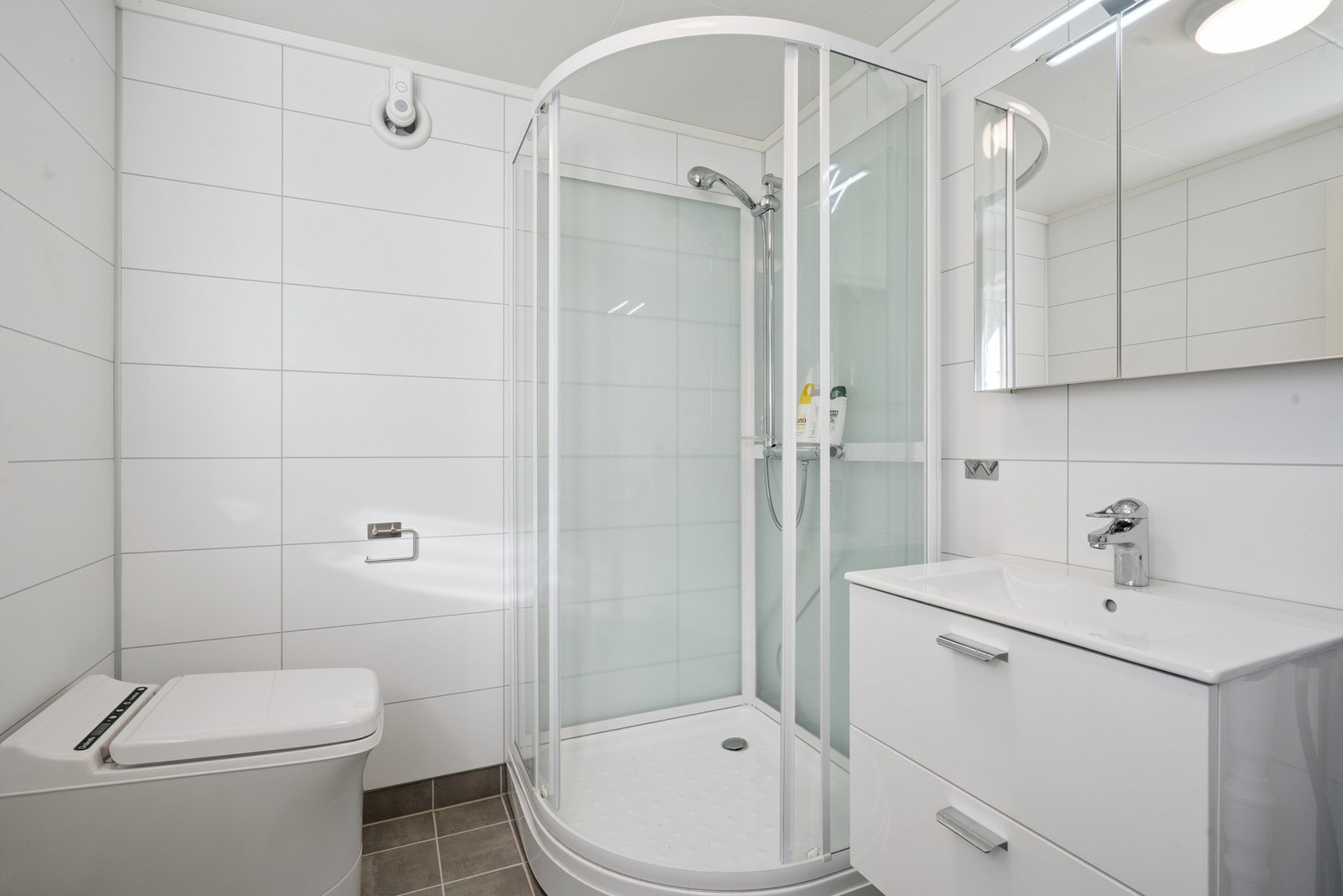 Flislagt gulv med varmekabler, Cinderella-toalett og mekanisk avtrekksvifte. Galleribilde