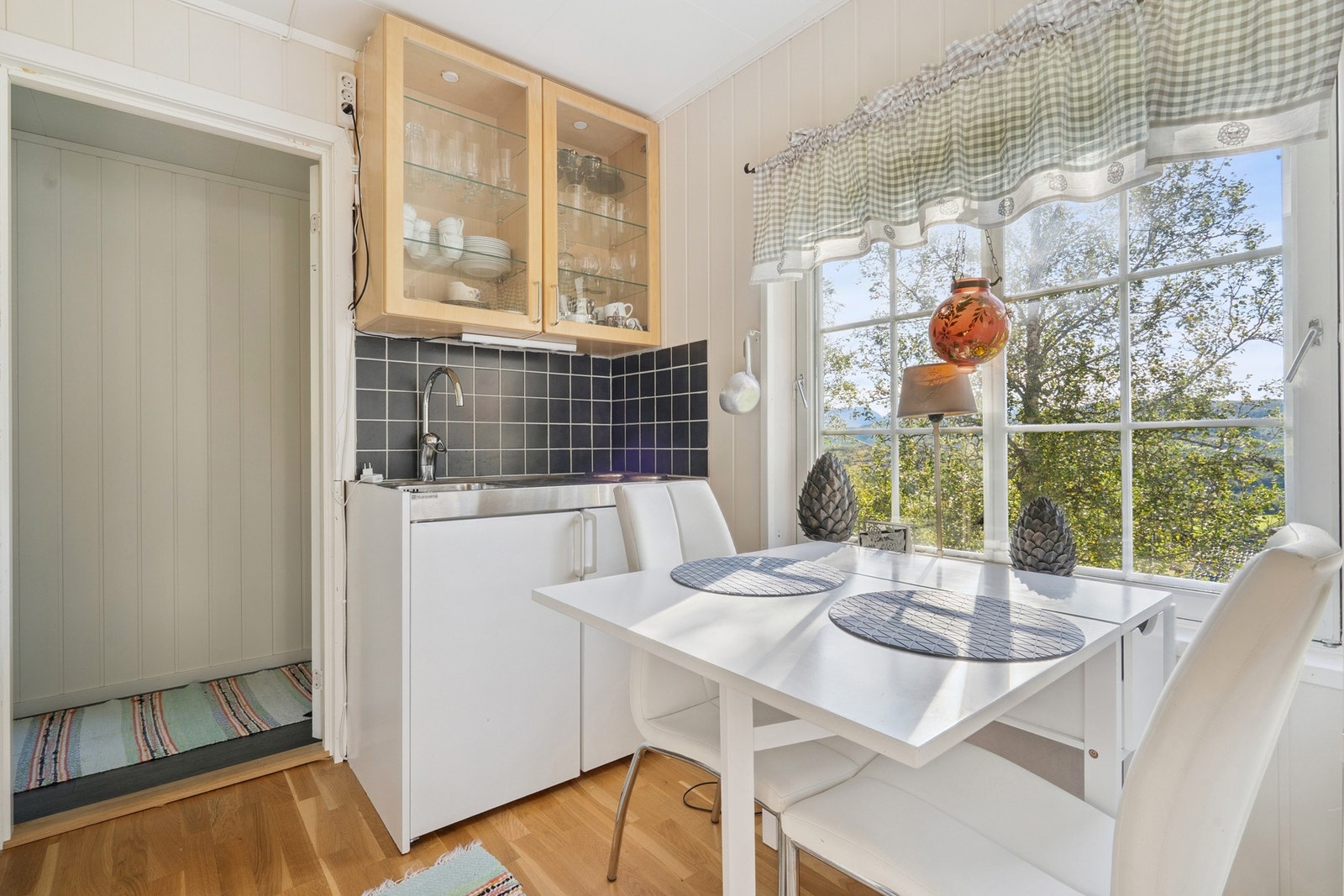 Kjøkkenet er smart innredet med mindre seksjoner på flere vegger for å optimalisere plass. Galleribilde