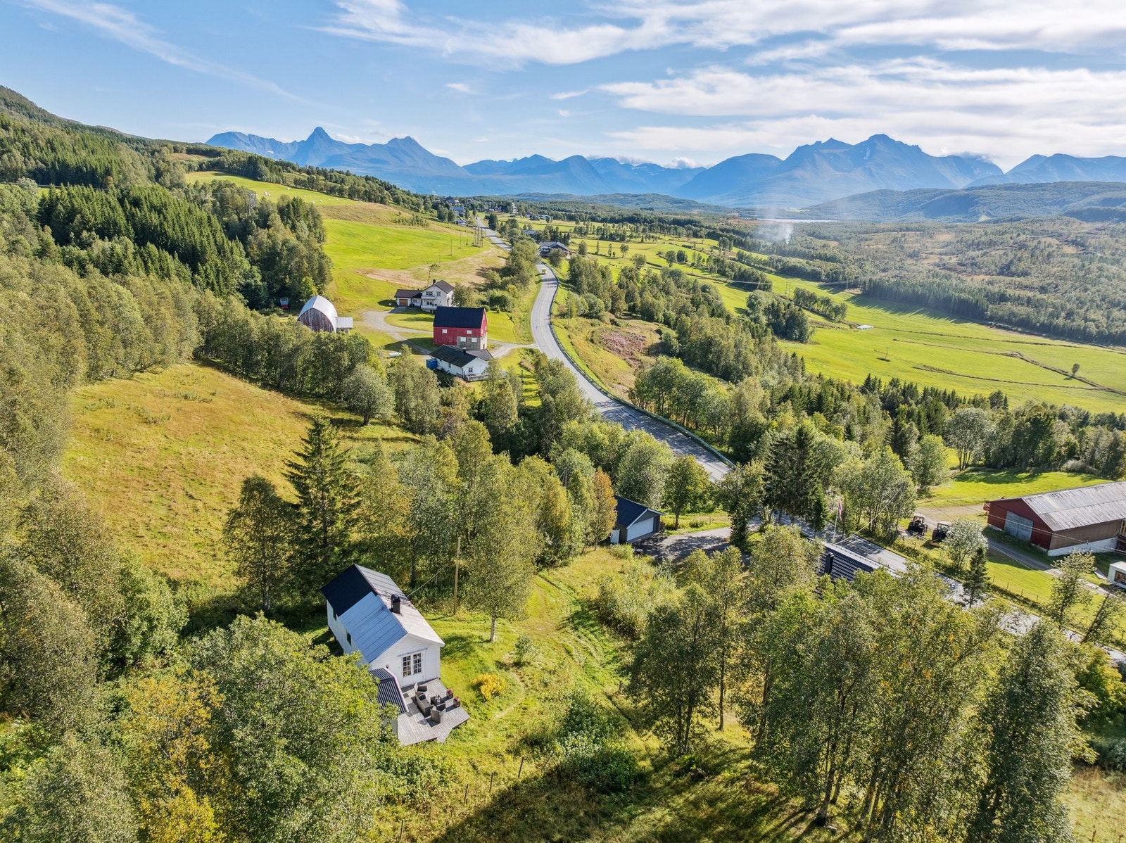 Kun 15 minutters kjøring til Storsteinnes og 13 til Meistervik! Galleribilde
