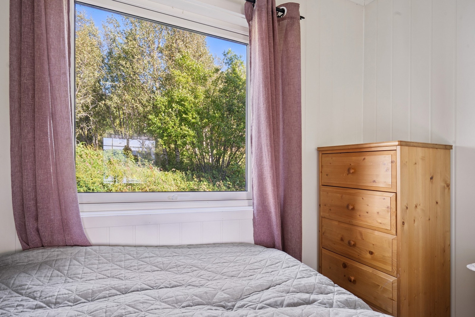 I tillegg er det plass til hyller/kommoder for ekstra oppbevaring. Galleribilde