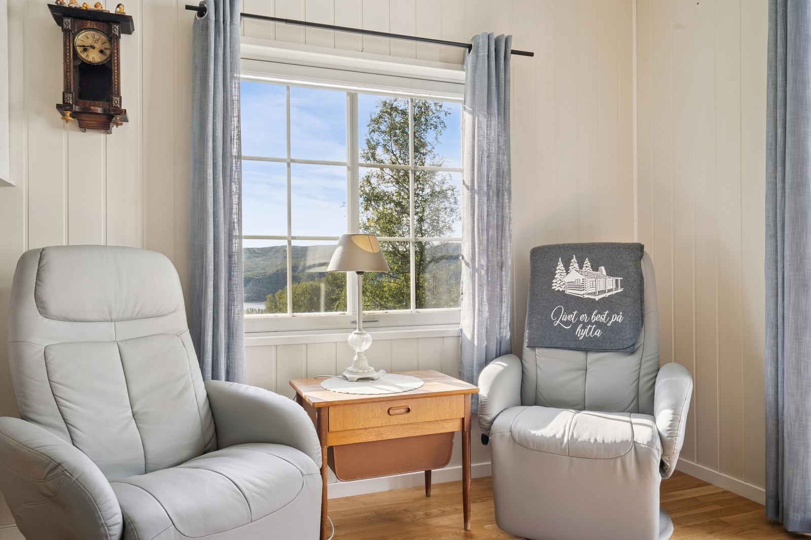 Flere vinduer som skaper godt og naturlig lysinnslipp i hele boligen. Galleribilde