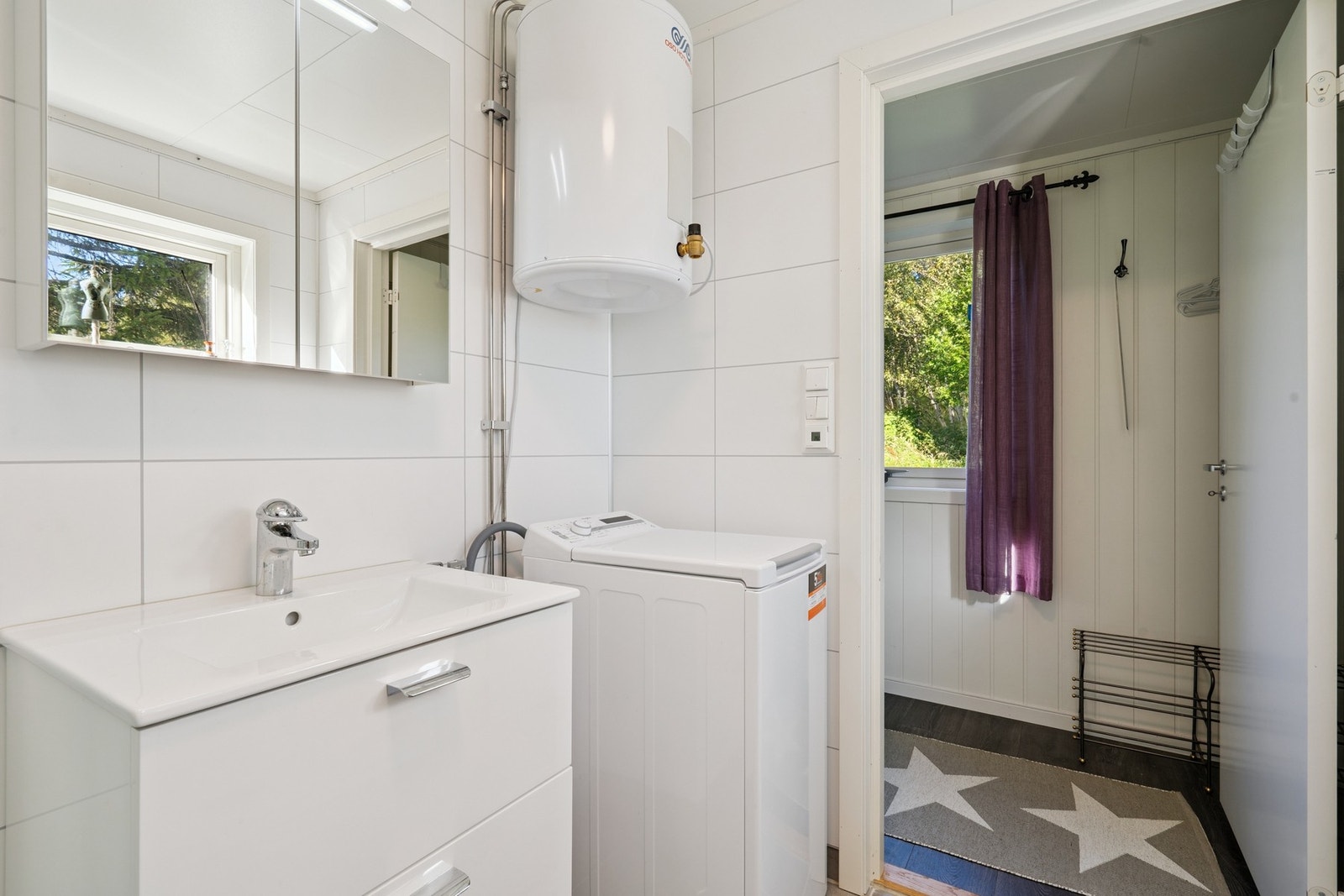 Det er også opplegg for vaskemaskin og enkel tilgang på varmtvannstank på ca. 120 liter. Galleribilde