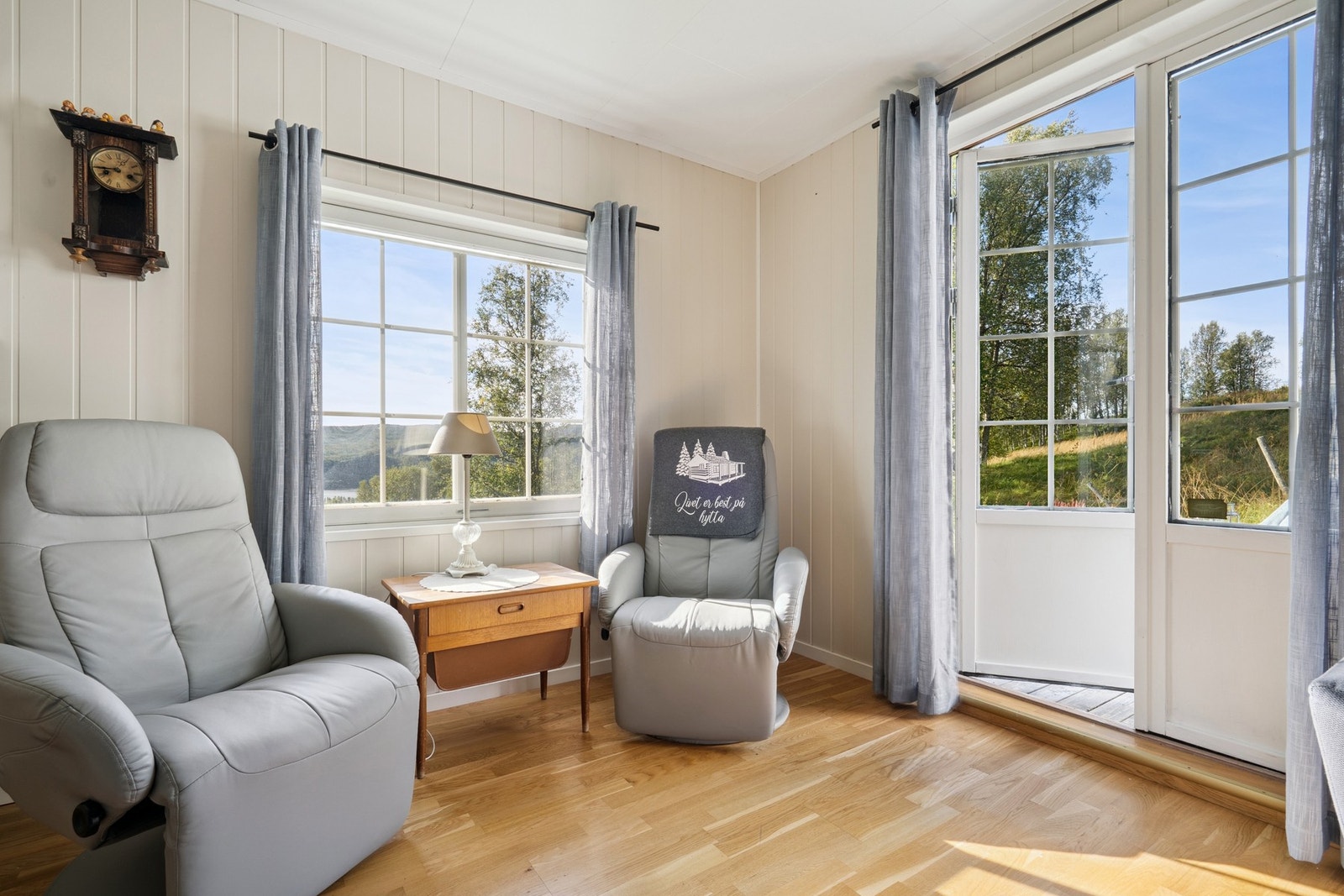 Fra stuen er det adkomst til terrasse og anneks. Galleribilde