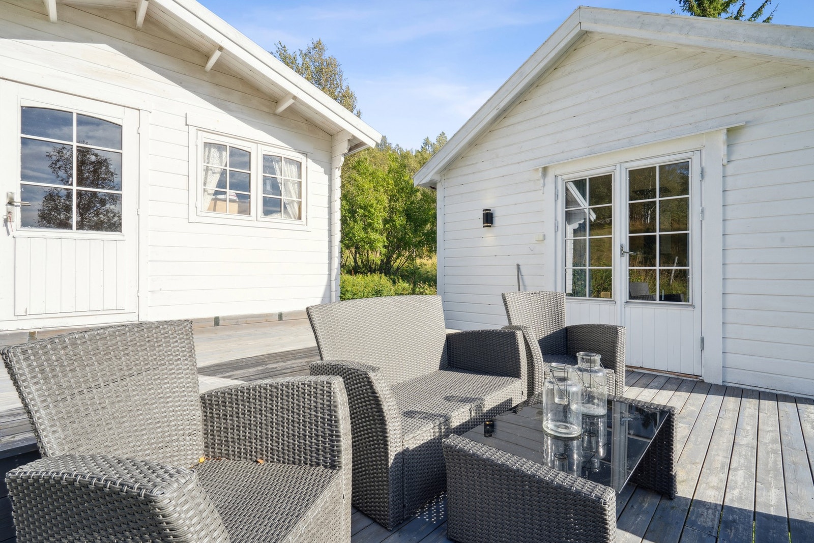 På terrassen er det god plass til utemøbler som du kan nyte fantastiske solforhold i! Galleribilde