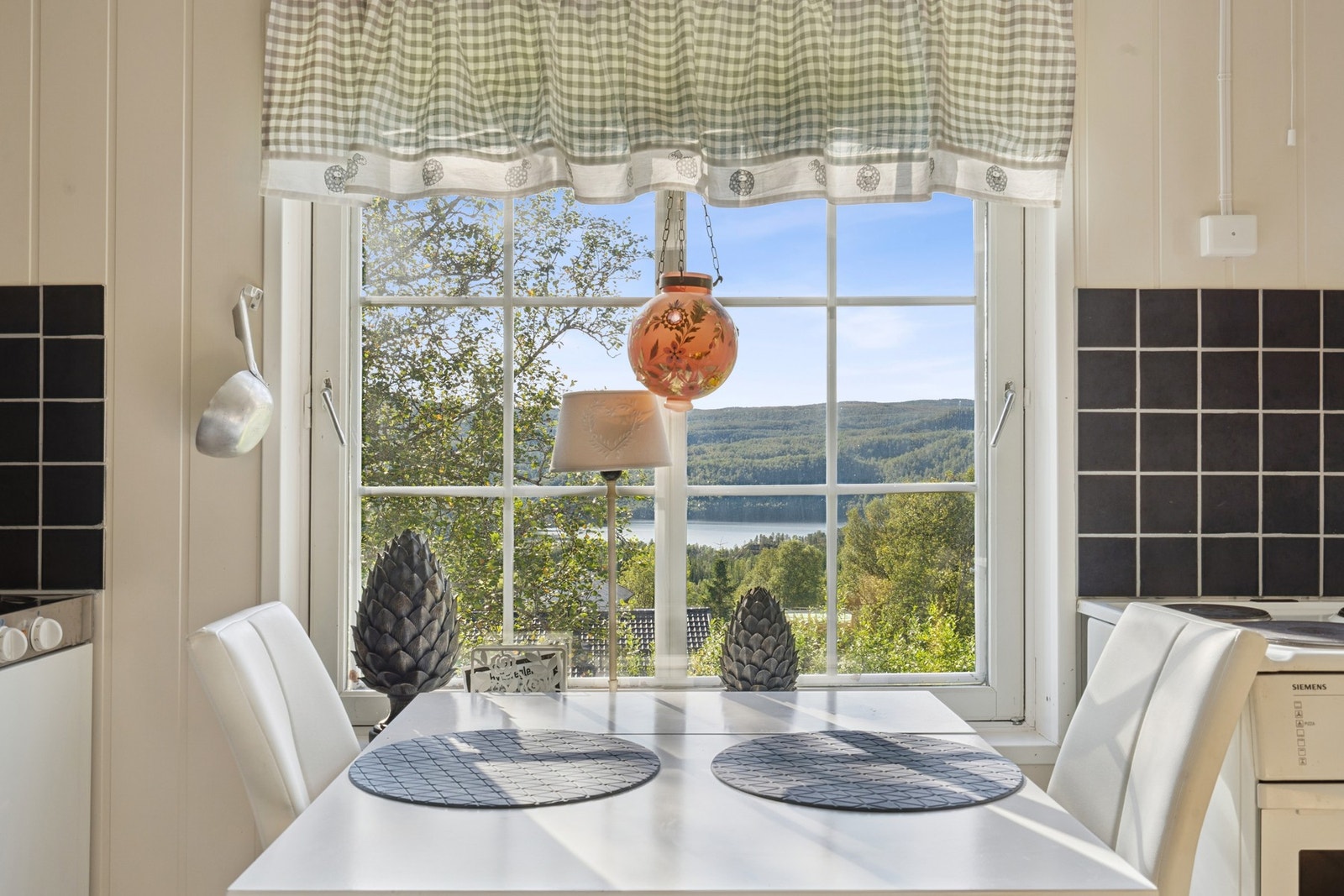 Her kan du nyte morgenkaffe til vakker utsikt over nærliggende natur. Galleribilde