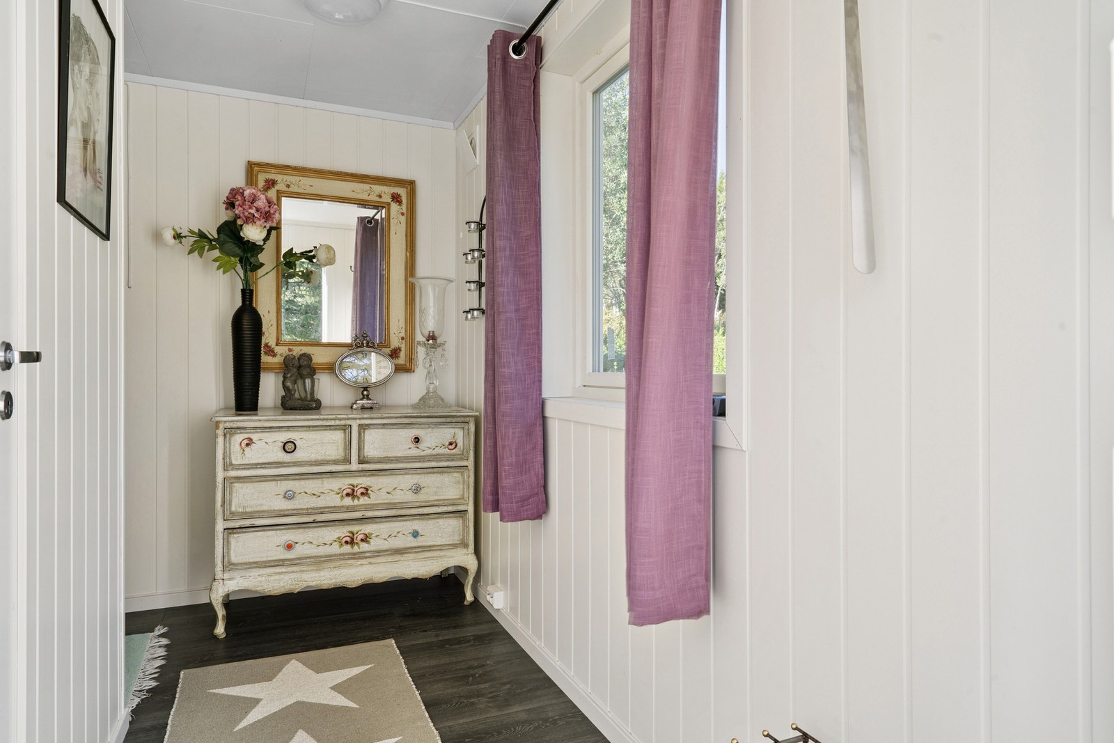 Lys entrè hvor du finner bad og gang videre til stue/kjøkken. Galleribilde