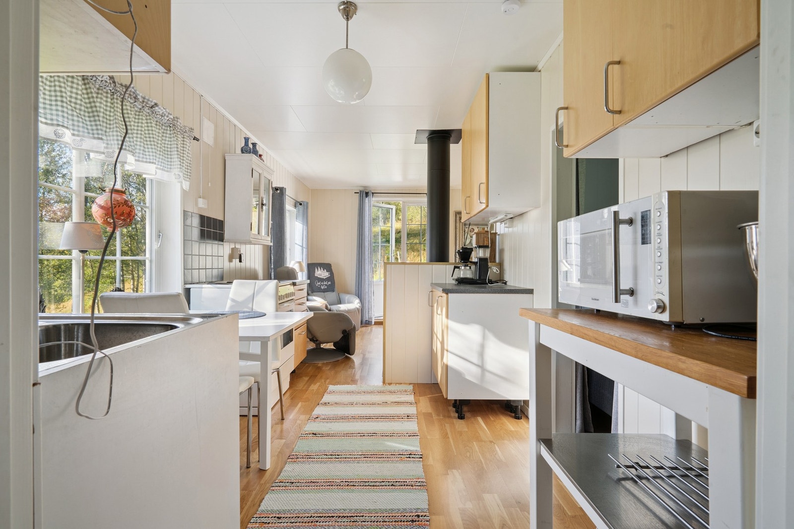 Kjøkken med god skapplass og naturlig plass til spisebord. Galleribilde