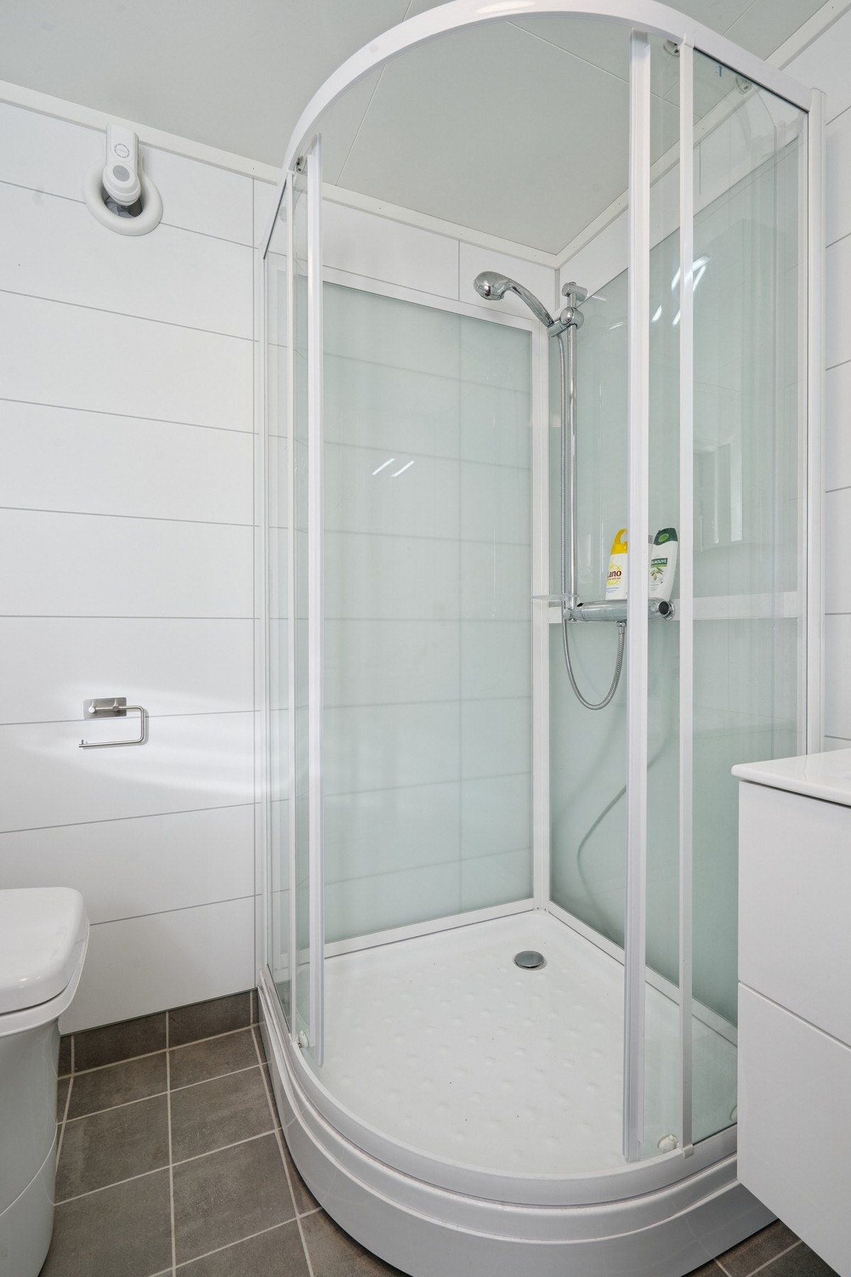 Badet har et romslig dusjkabinett, enkel servant, speilskap og godt med belysning. Galleribilde