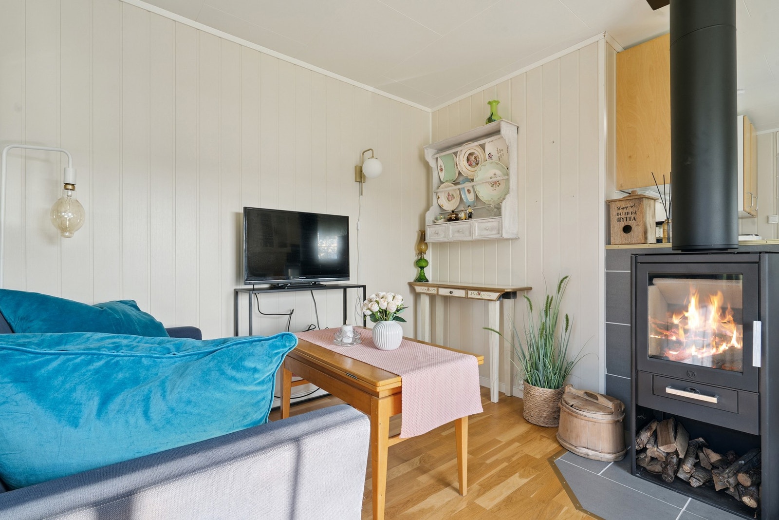 I stuen finner du lukket vedovn med ny pipe fra ca. 2020. Galleribilde