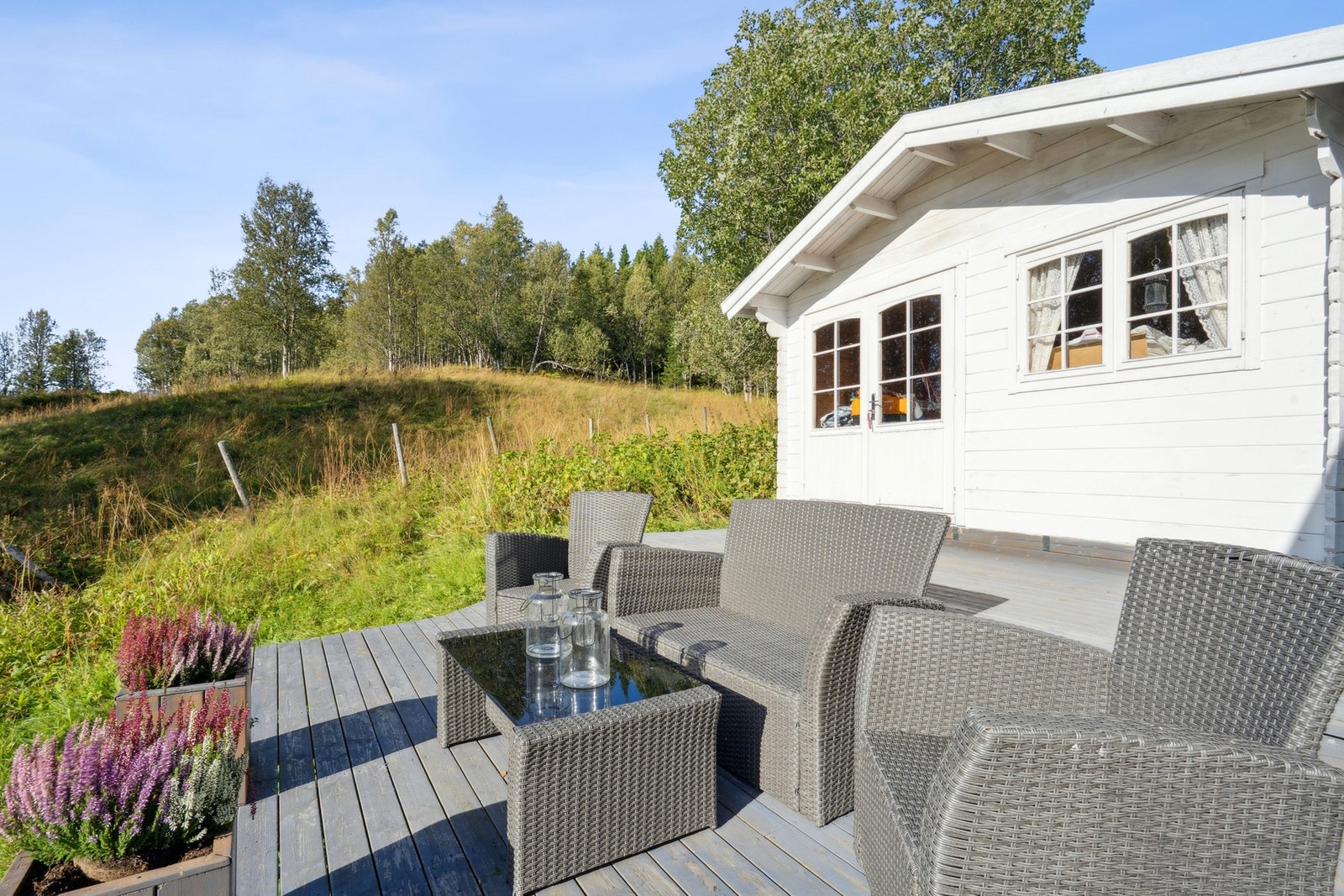 Romslig terrasse med tilknytning også til annekset. Galleribilde