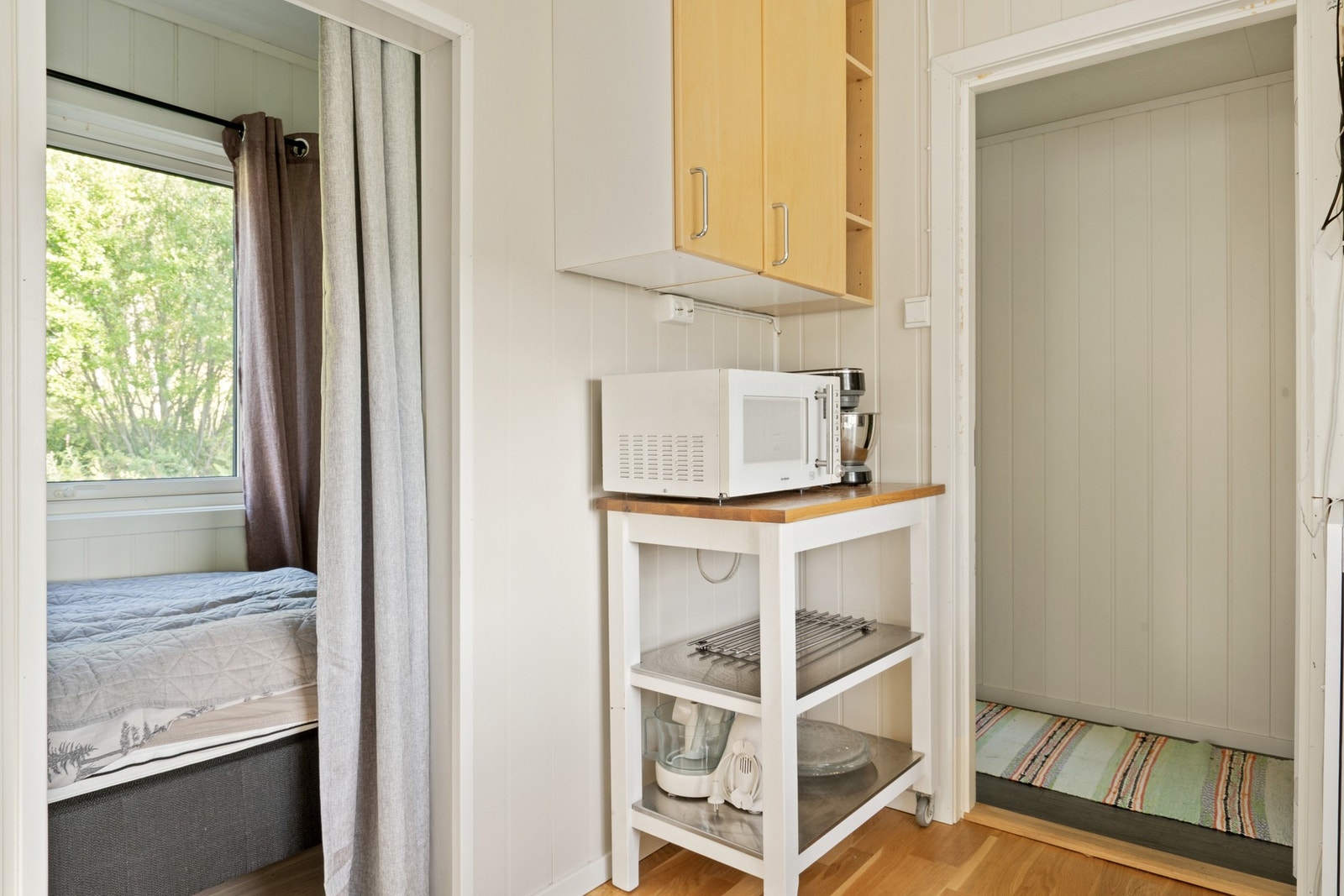 Adkomst til soverom/sovealkove er fra kjøkkenet. Galleribilde