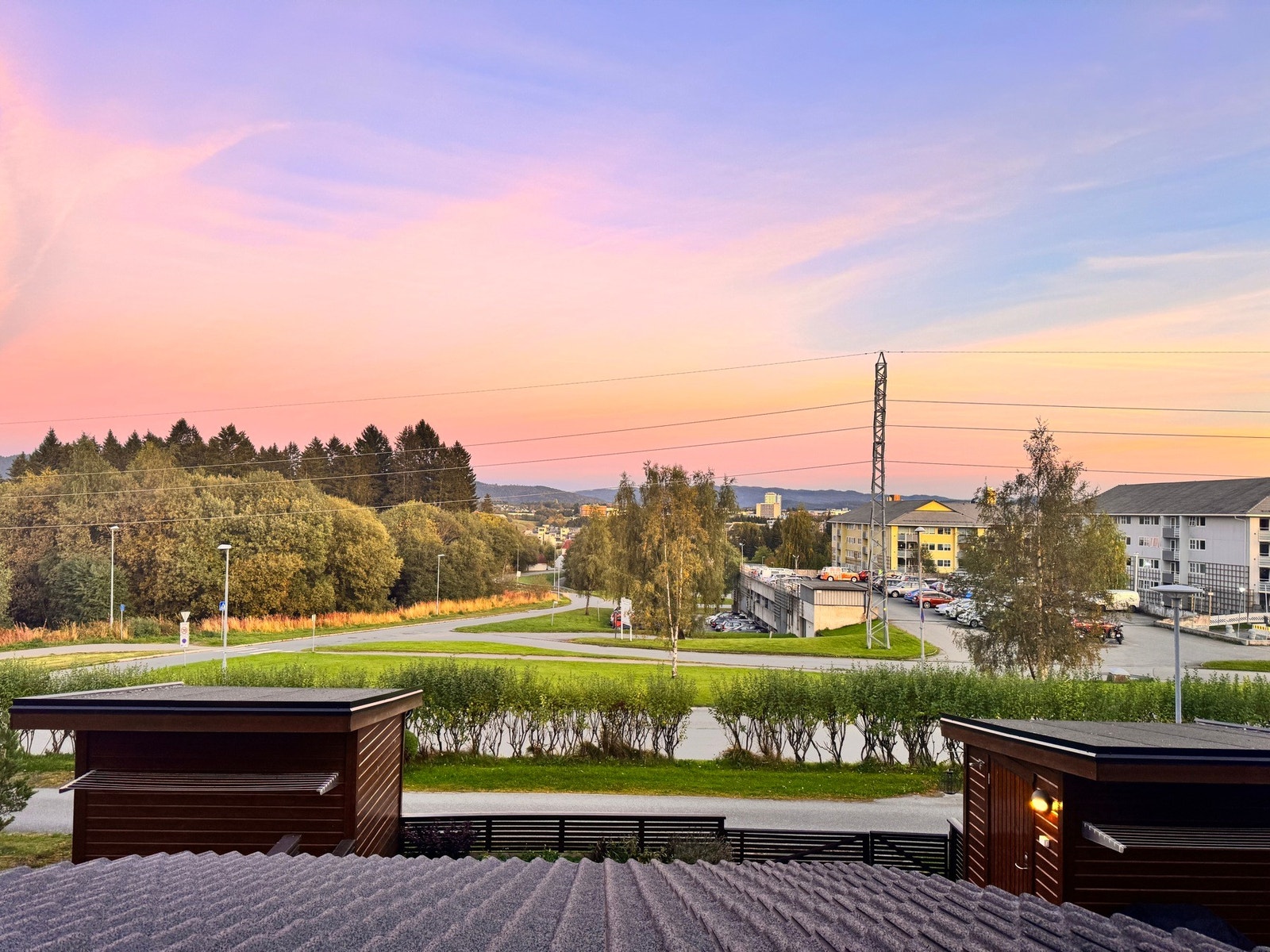 En lekker og påkostet rekkehusleilighet på 3 etasjer, beliggende i et populært område på Flatåsen. Galleribilde