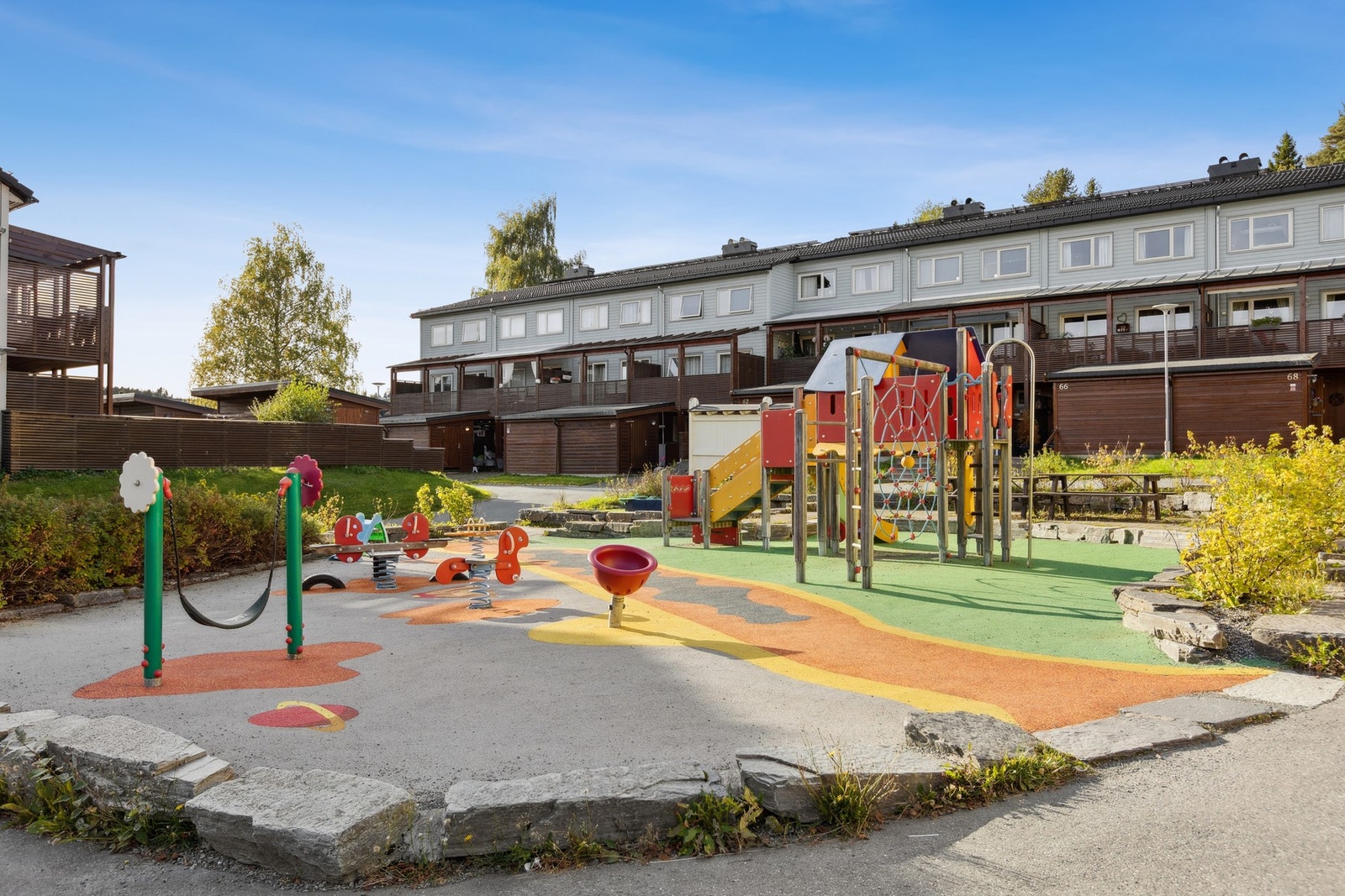 Fellesarealene er flott opparbeidet med blant annet lekeplass. Her bor man i et rolig og barnevennlig område. Galleribilde