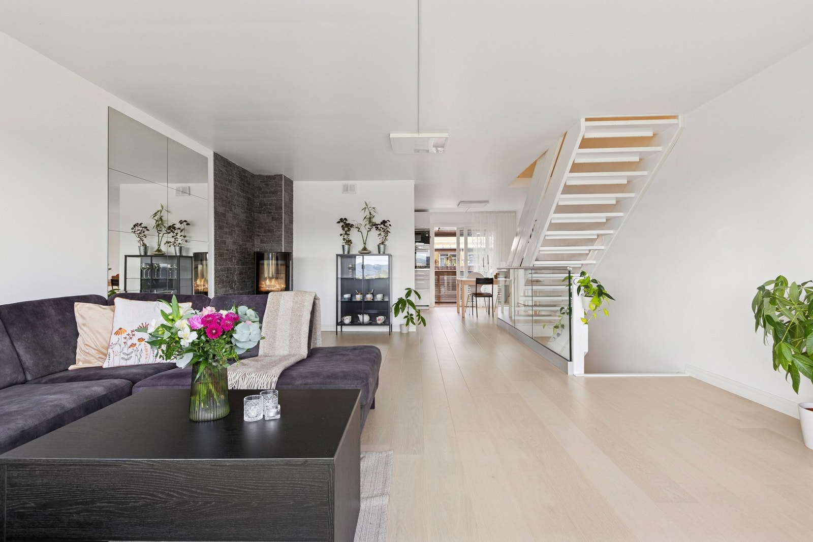 Stue og kjøkken måler totalt ca. 51 kvm. Galleribilde