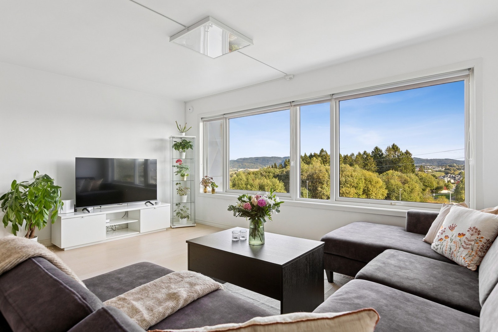 Fra stuen har man nydelig utsikt over nærliggende naturområder. Galleribilde