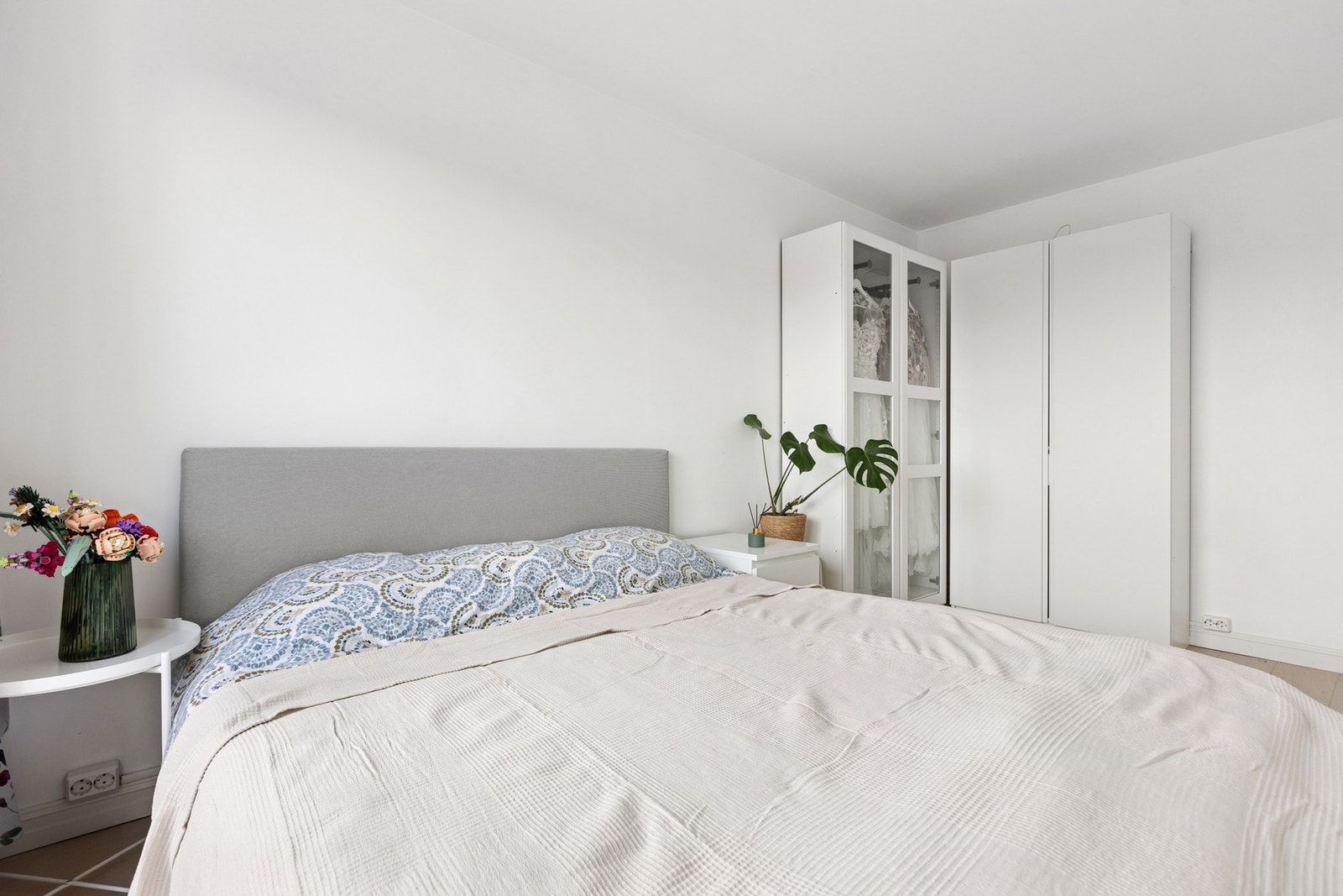 Soverommene i 1. etasje er romslig, og holder den høye standarden som man ellers finner i boligen. Galleribilde