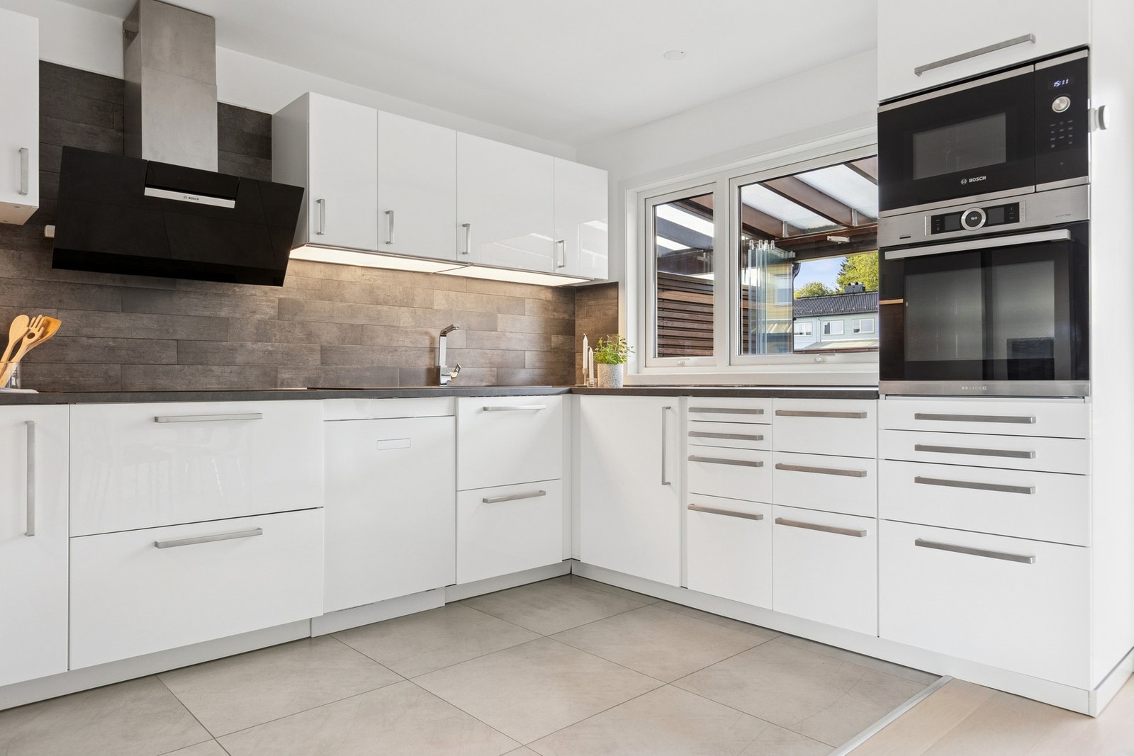 Moderne og lys kjøkkeninnredning fra IKEA, ny i 2020. I tillegg er det varme i gulvet under flisene på kjøkkenet. Galleribilde