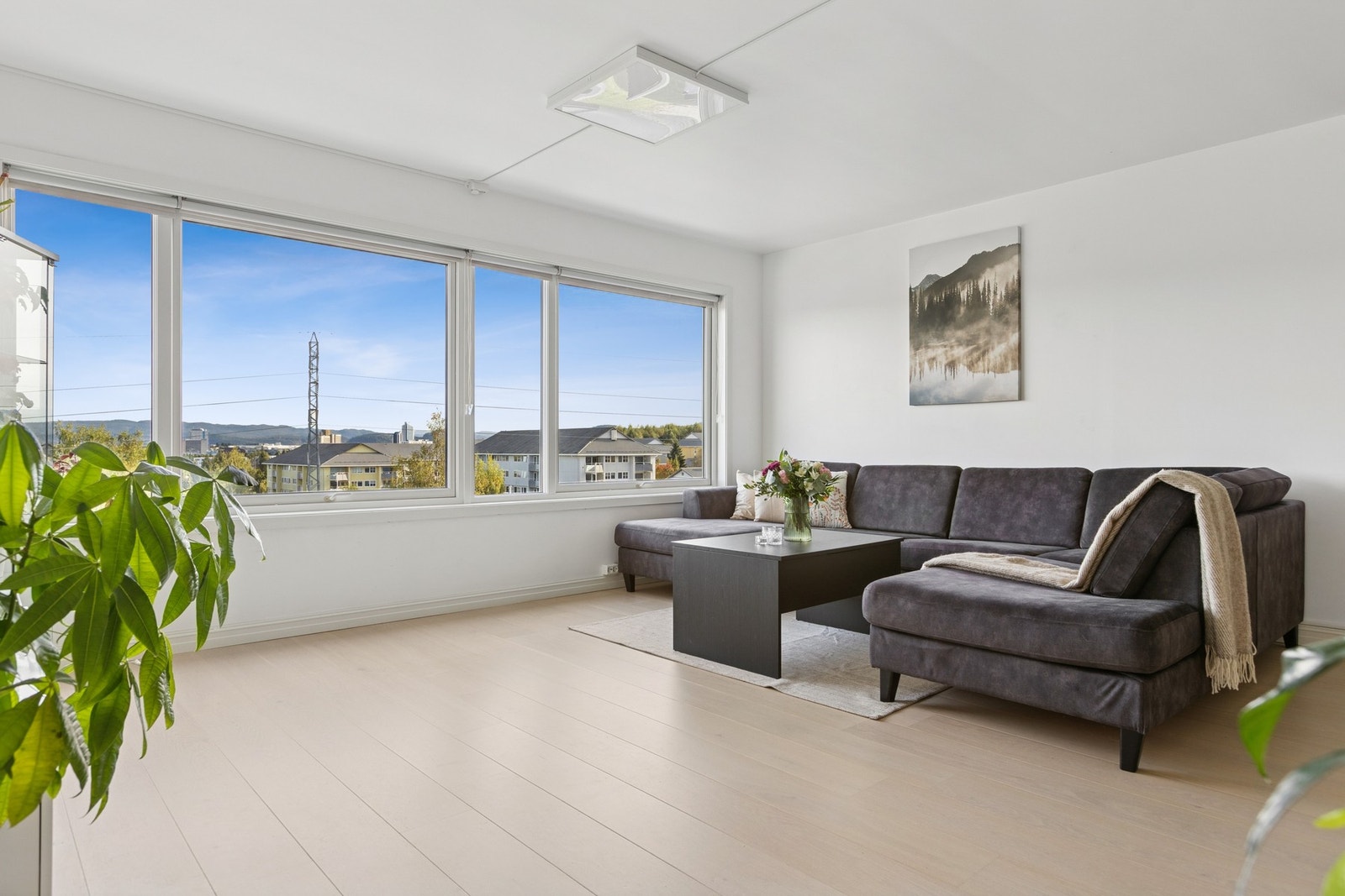 Lys og romslig stue med store vindusflater gir rikelig med naturlig lysinnslipp. Galleribilde