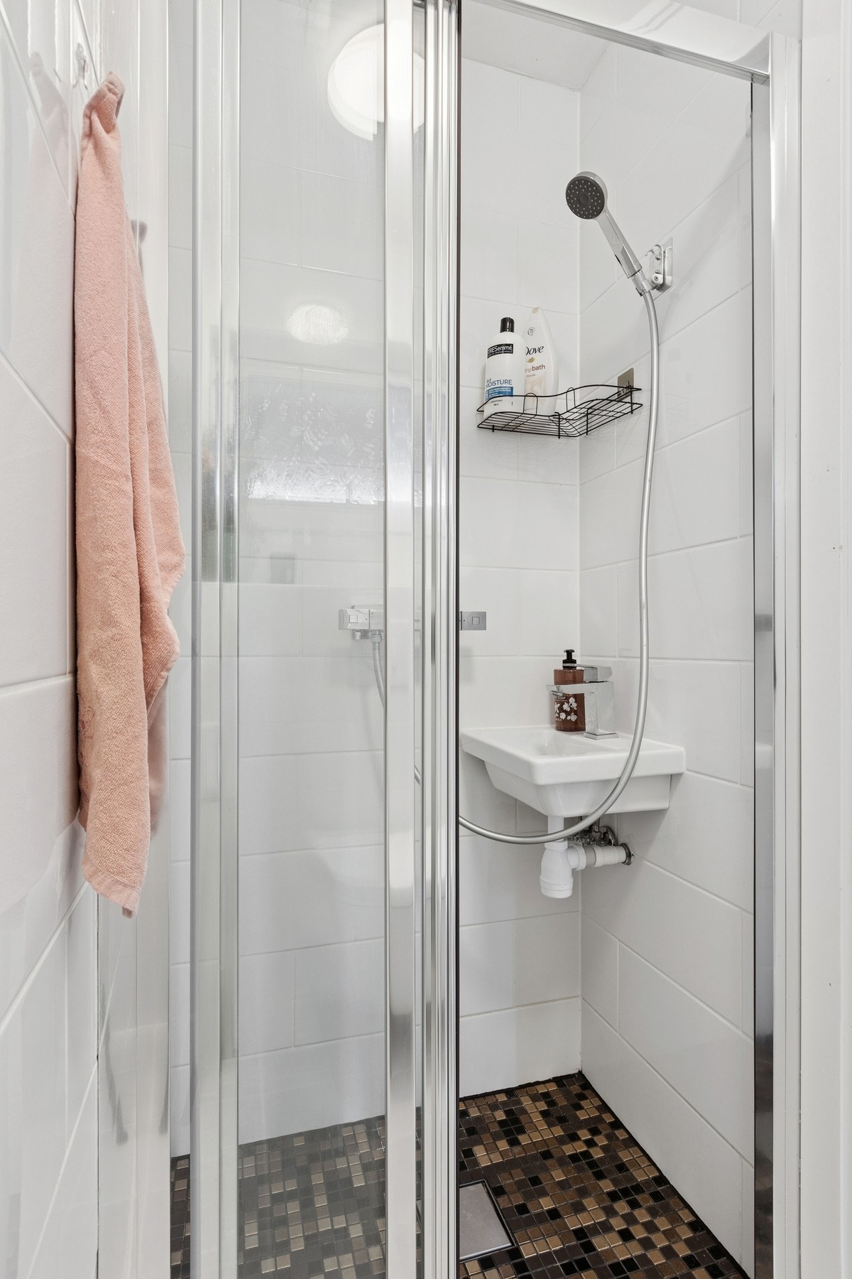 Dusjnisjen med glassdør og varme i gulv. Galleribilde