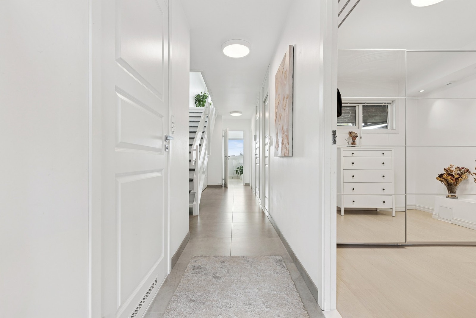 Man ønskes velkommen inn av en lys og innbydende entré. Ved entréen har man i tillegg et rom som sørger for godt med lagringsplass. Galleribilde