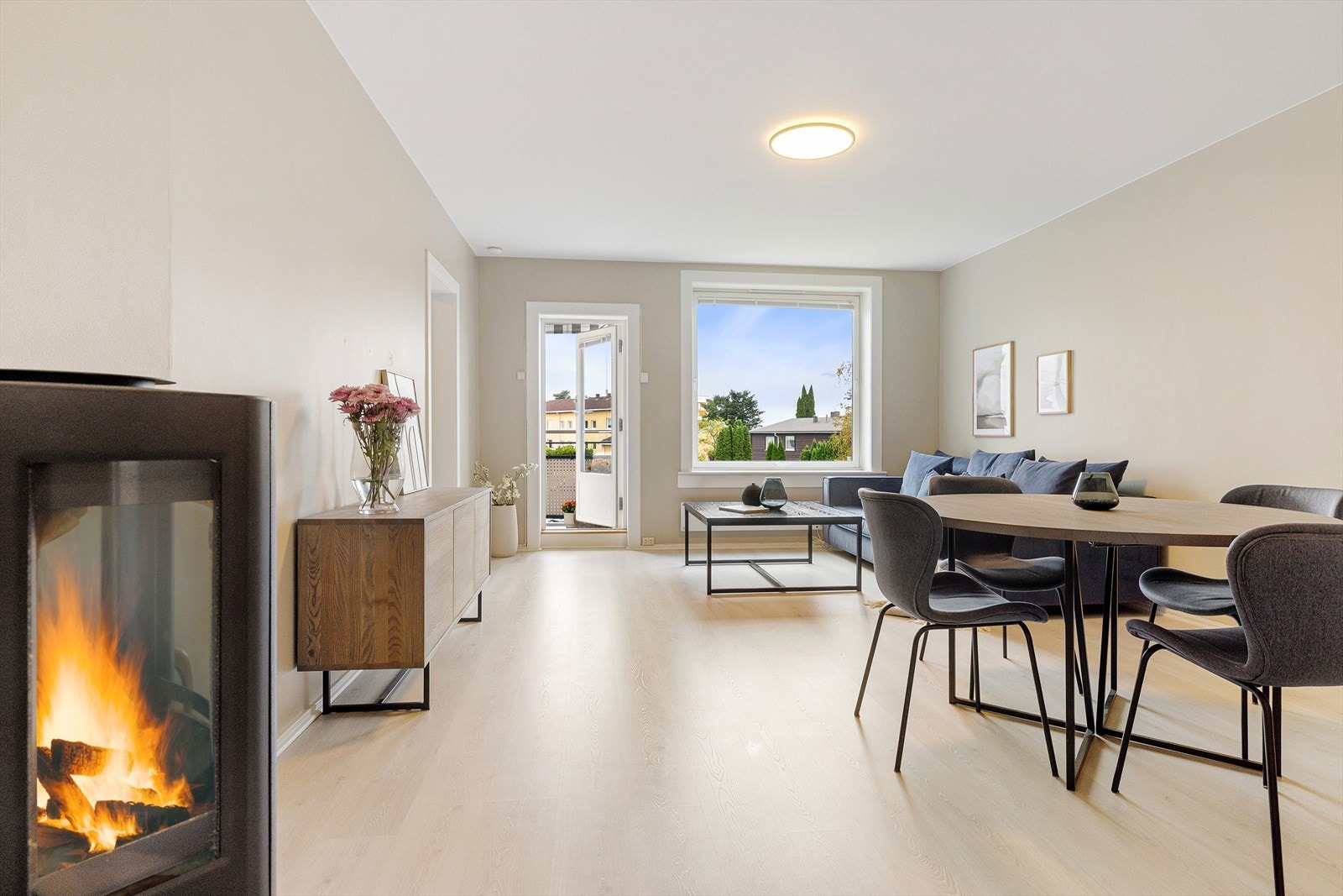 Her får du en moderne bolig som kombinerer funksjonalitet, lys og luftige rom med en attraktiv beliggenhet i grønne omgivelser. Galleribilde