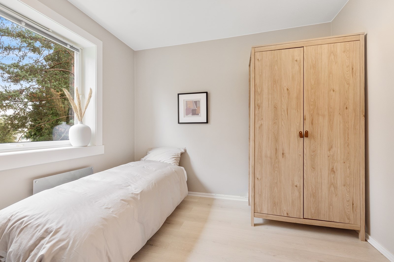 Rommet har garderobeskap og plass til seng og skrivepult. Galleribilde