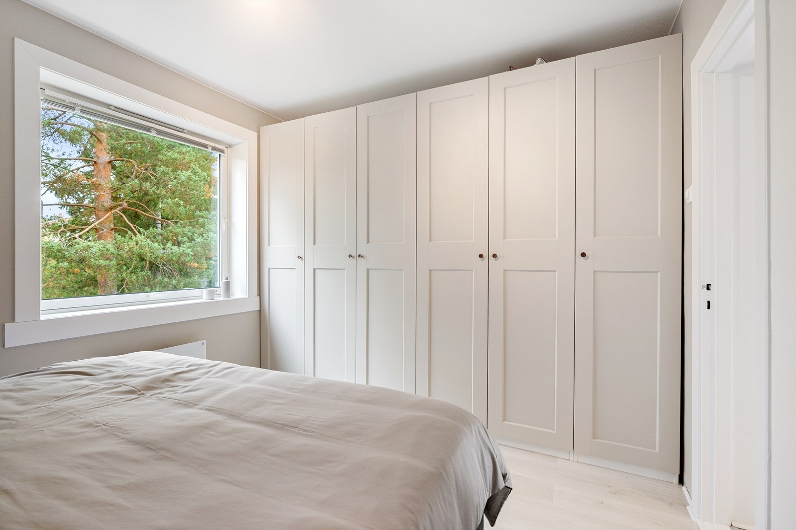 Rommet har stor garderobeløsning med god lagringskapasitet. Galleribilde