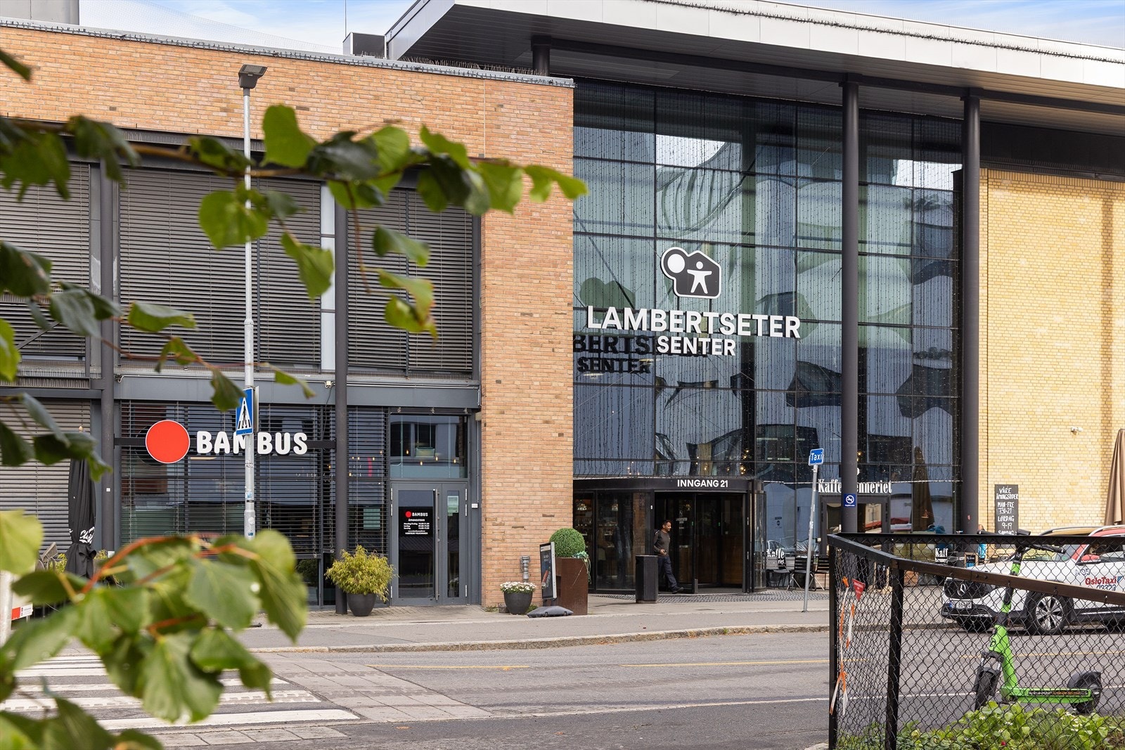 Mellombølgen 2 har en svært sentral beliggenhet, like ved Lambertseter senter. Galleribilde