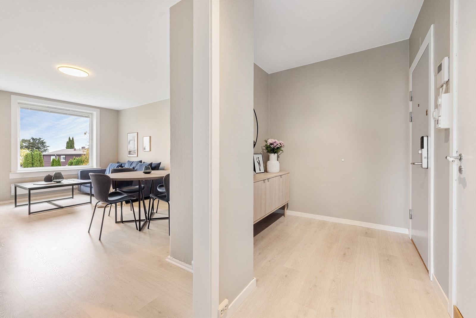 Lys og innbydende entré med parkett på gulv og malte veggflater, som er gjennomgående i hele leiligheten. Her er det god plass til oppbevaringsmøbler for yttertøy og sko. Galleribilde