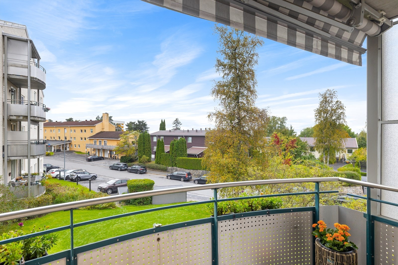 Overbygget og lun balkong hvor solen kan skjermes med elektrisk markise. Galleribilde