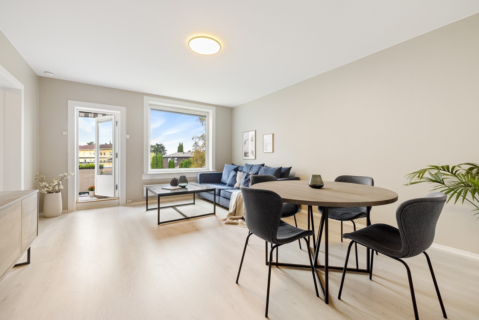 Romslig og lys stue med store vindusflater som gir godt med naturlig lysinnslipp. Galleribilde