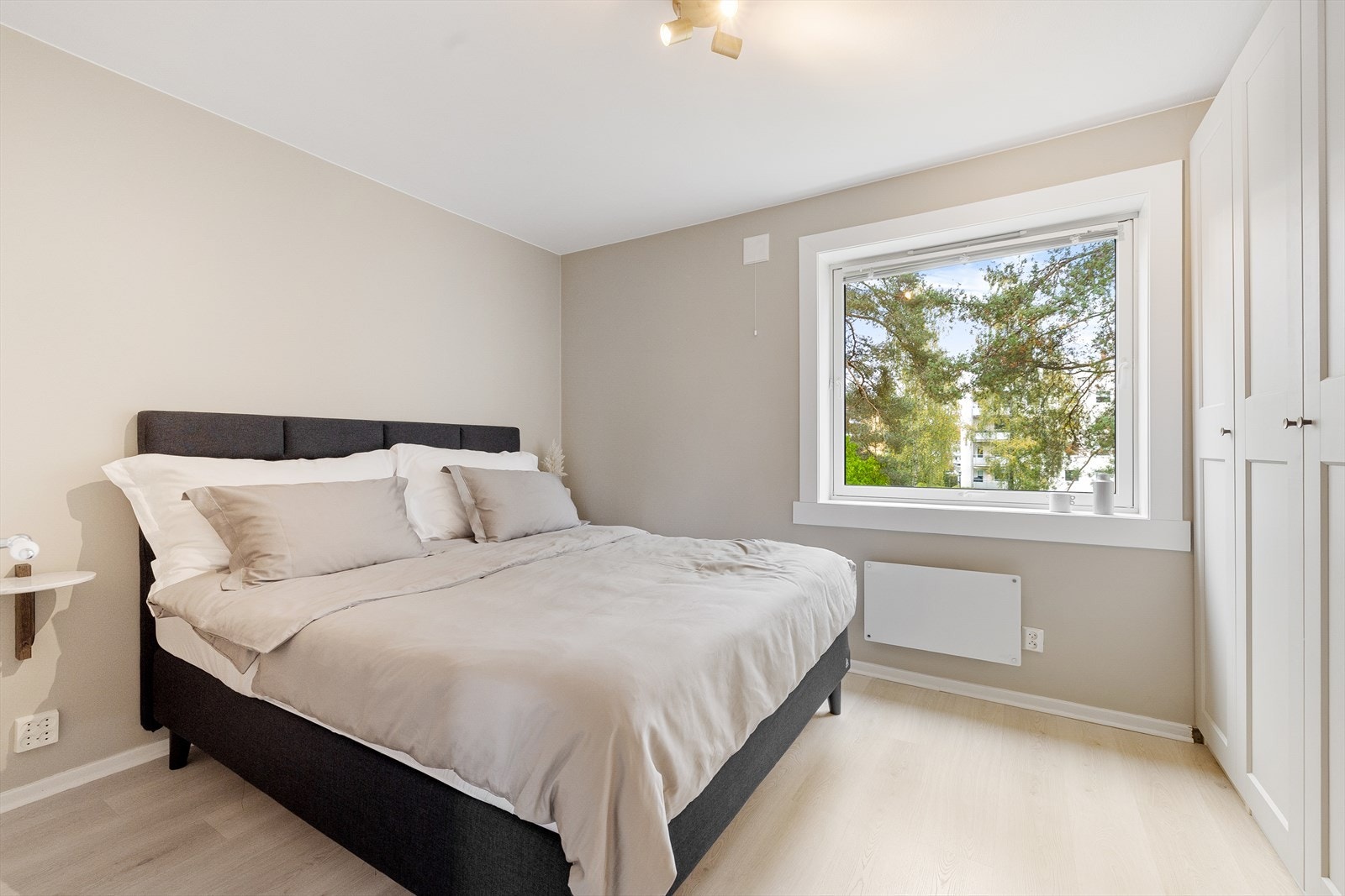 Hovedsoverom med god plass til dobbeltseng. Store vindusflater slipper inn rikelig med lys. Galleribilde