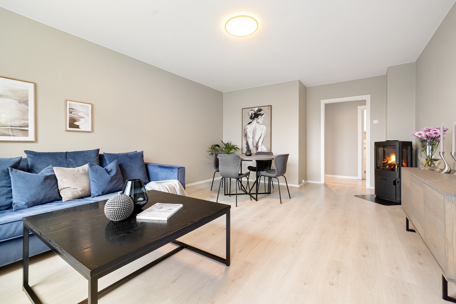 Stuen har en moderne peisovn fra 2022, som gir en hyggelig atmosfære på kalde dager. Galleribilde