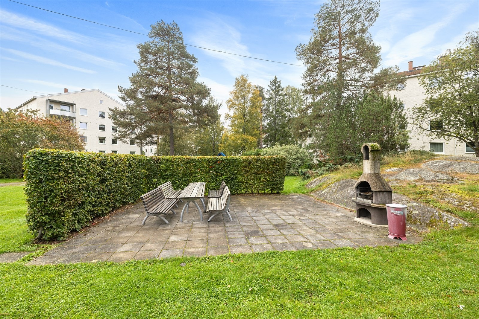 Det er store fellesareal med plen og beplantning, busker, hekker og trær. Galleribilde