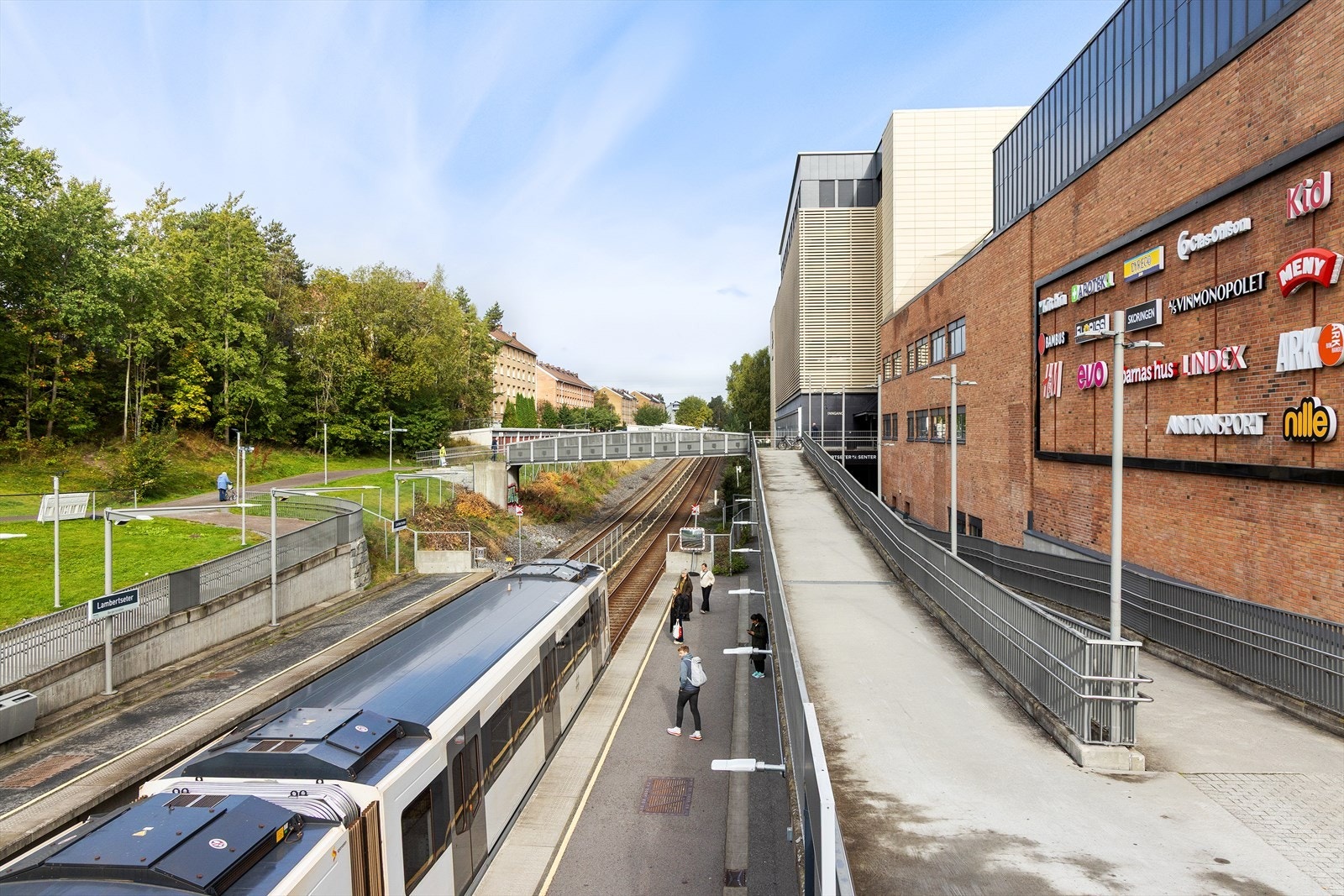 T-banen (linje 1 og 4) går fra Munkelia stasjon, og det finnes bussforbindelser i Lambertseterveien - inkludert flybuss til Gardermoen. (Se ruter.no for rutetider.) Galleribilde