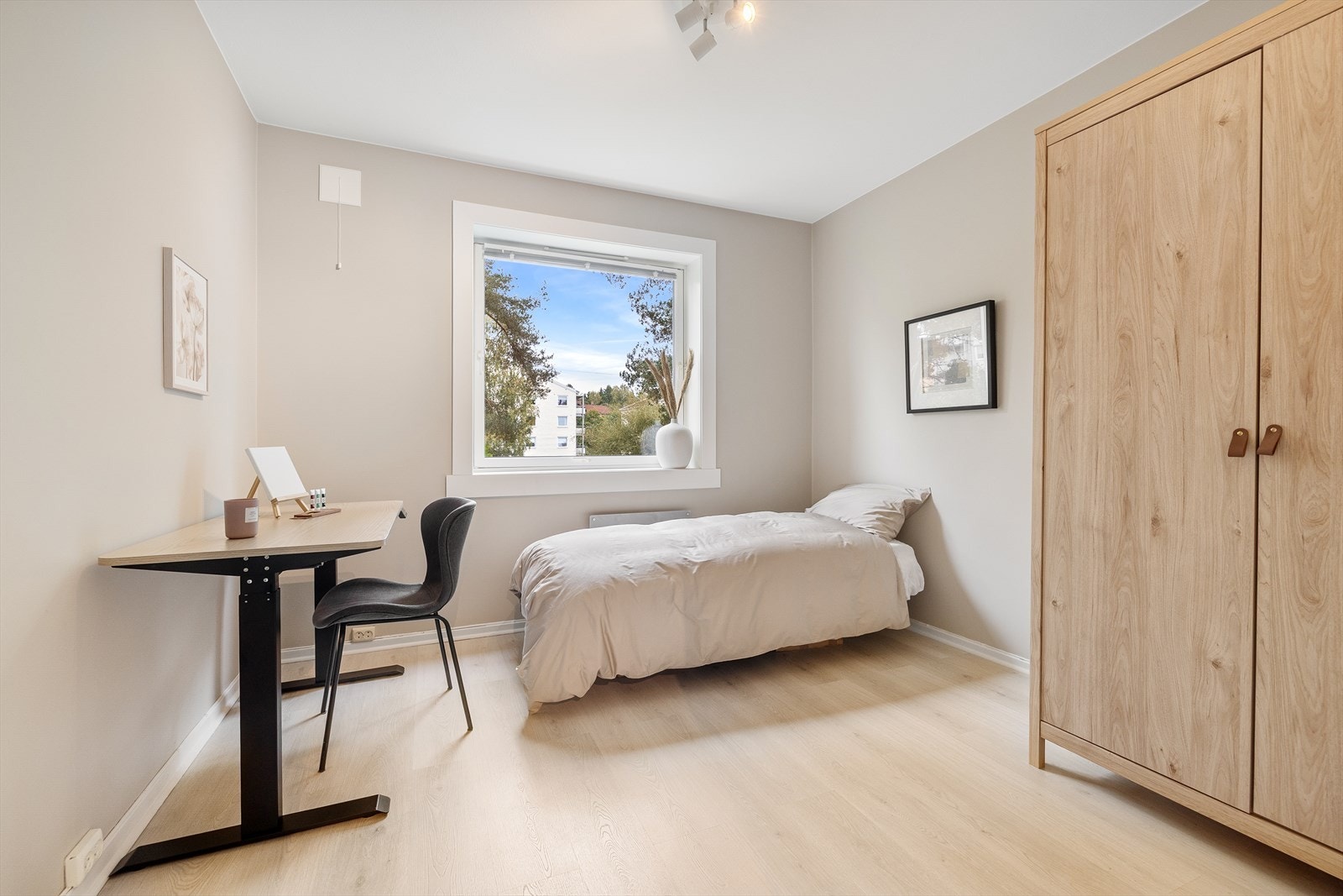 Lyst og romslig soverom som passer perfekt som barnerom, gjesterom eller hjemmekontor. Galleribilde