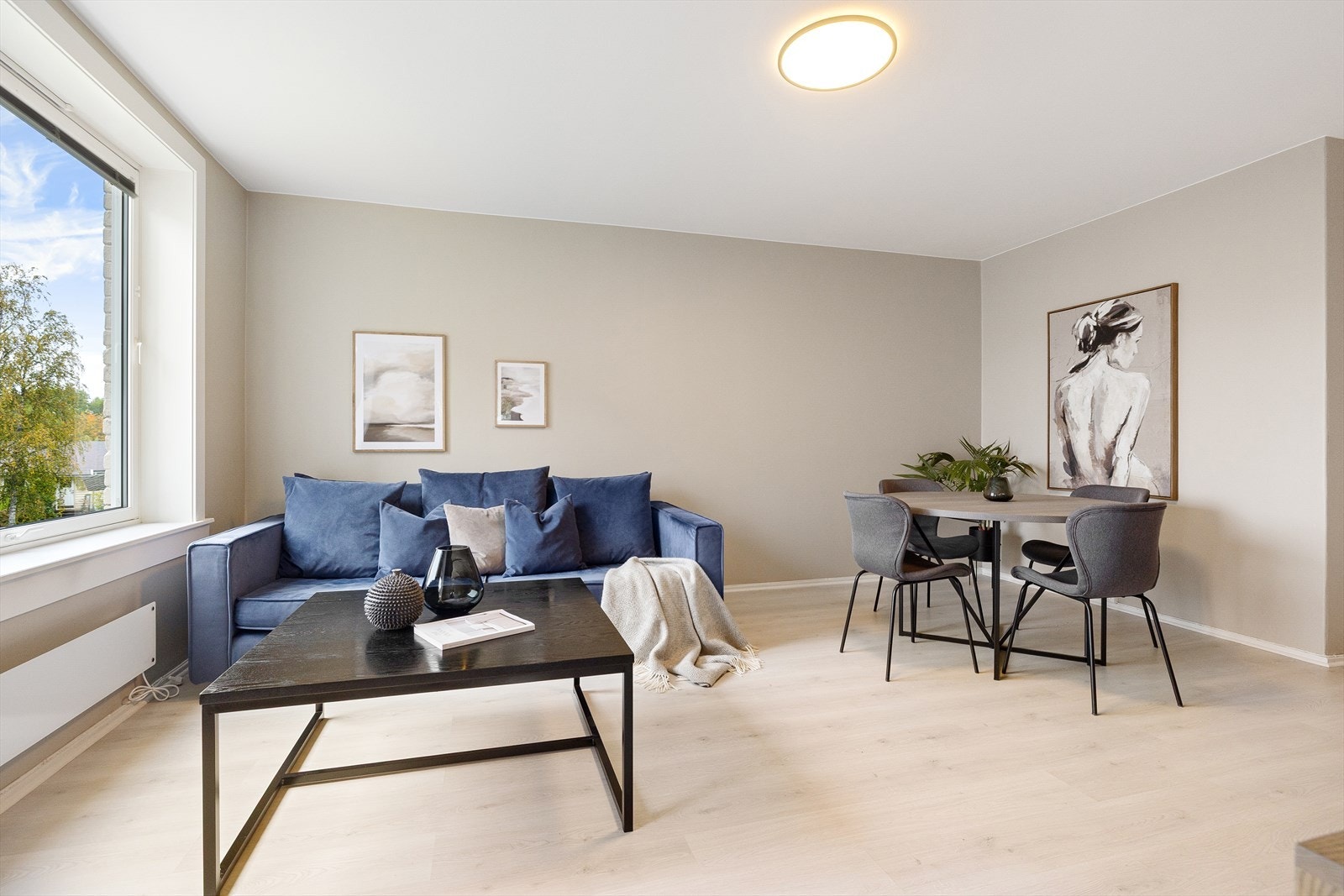 Stuen har god plass både stor sofa, og stort spisebord. Galleribilde