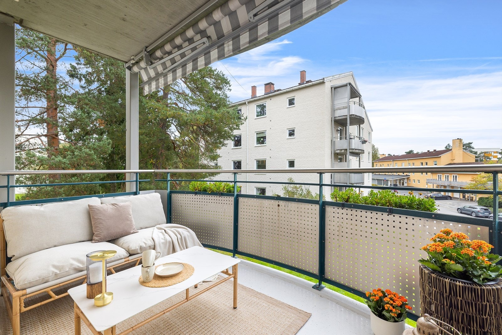 Velkommen til denne flotte og gjennomgående 3-roms hjørneleiligheten beliggende i et populært og etablert boligområde på Lambertseter. Galleribilde