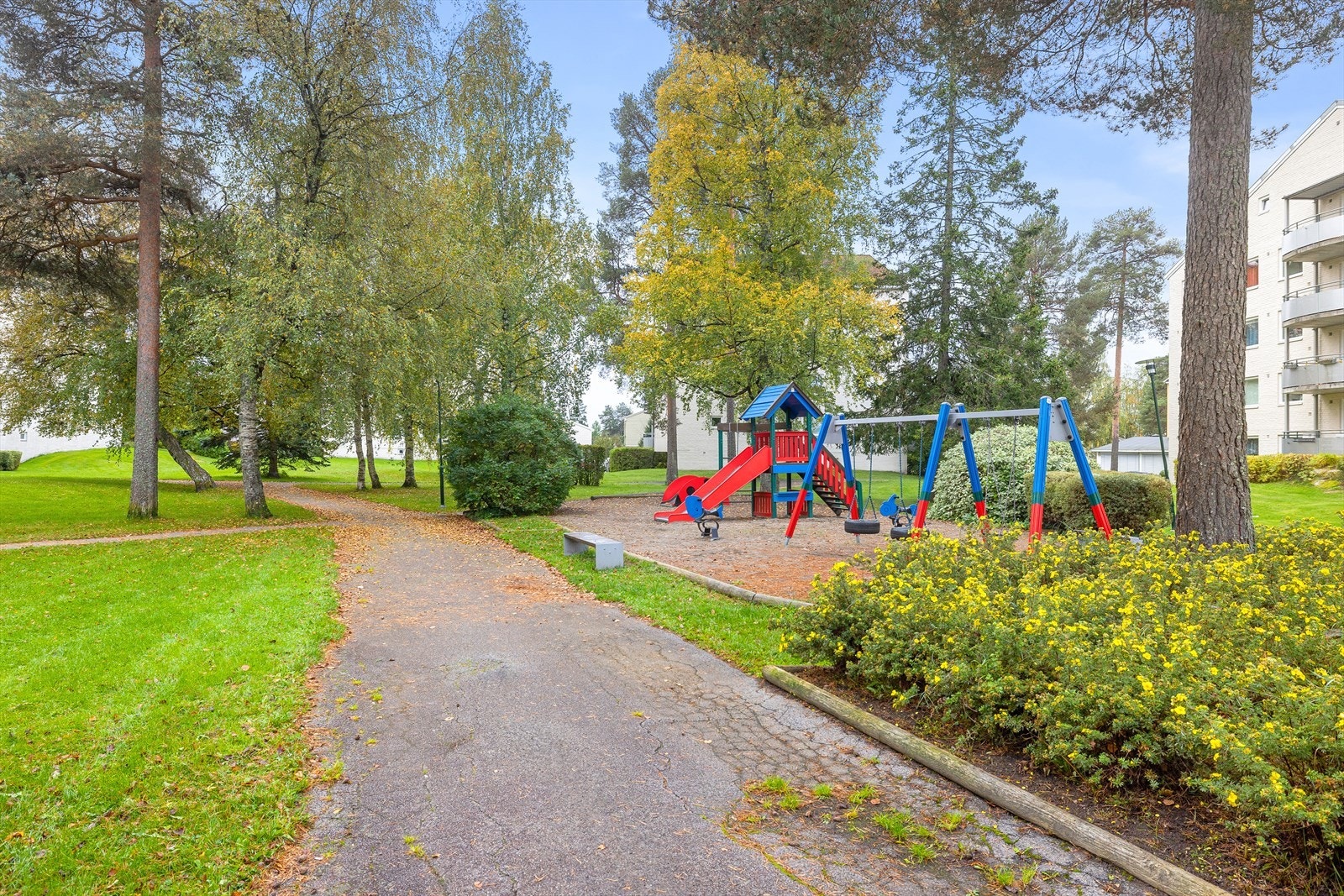 Områder med sittegrupper, leke - og aktivitet, sortering for avfall, samt for parkering. Galleribilde