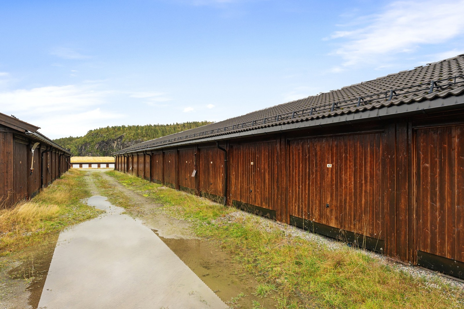 Det er mulighet for å videreføre leieavtalen for scootergarasjen (nr 47) for nye eiere. Snøscooter av merket Lynx følger med i handelen. Galleribilde