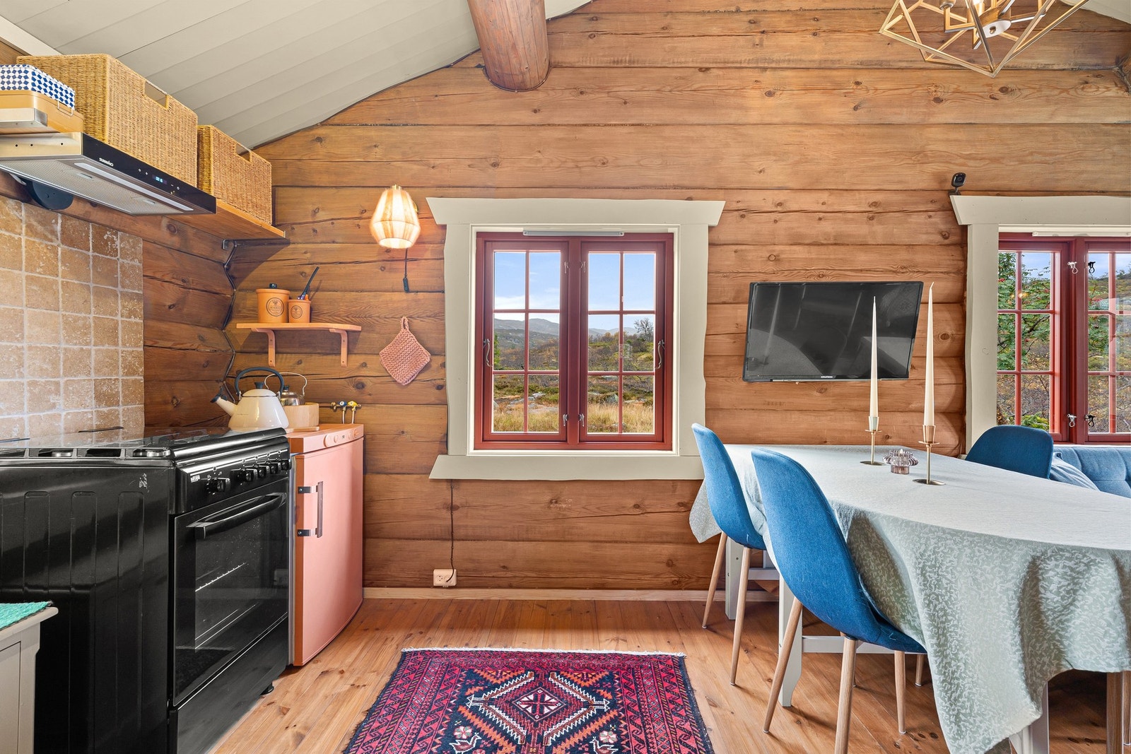 Det er satt inn ventilator med kullfilter over komfyren. Strøm fra solcellepanel og 12 volts el-opplegg. Galleribilde