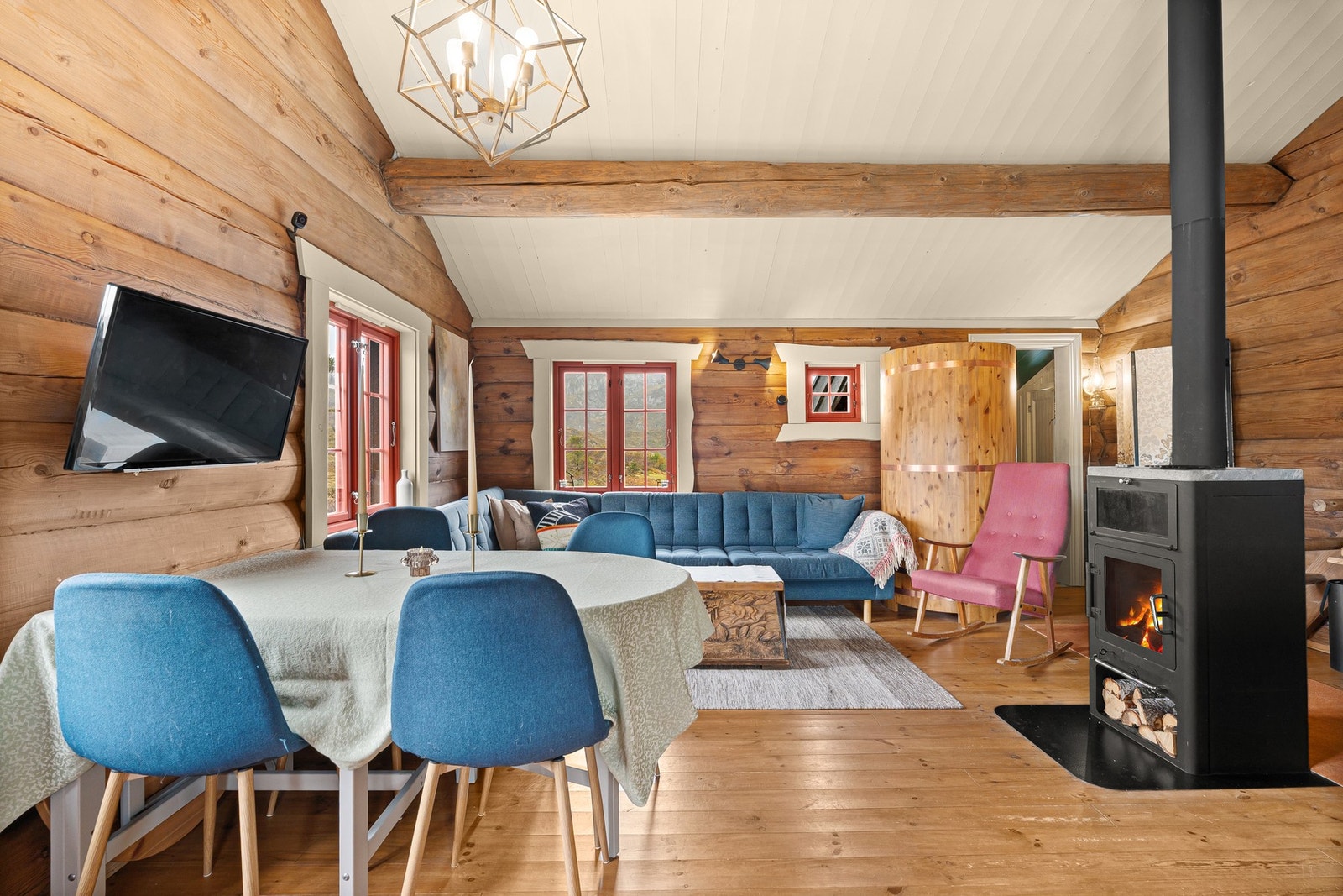 Det er god plass i stua til sittegruppe og spisebord. I tillegg er det satt inn den håndlagde kjente Bjønn-stampen med dusjløsning i hjørnet inn mot toalettrommet. Galleribilde